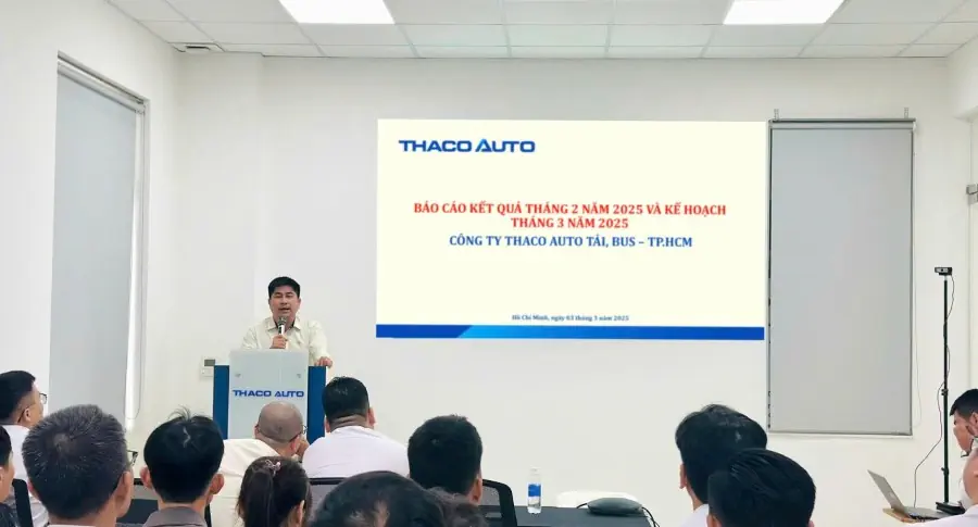Lễ chào cờ tháng 3: THACO AUTO Tải Bus - TP.HCM đánh giá hiệu quả hoạt động tháng 2 triển khai kế hoạch tháng 3