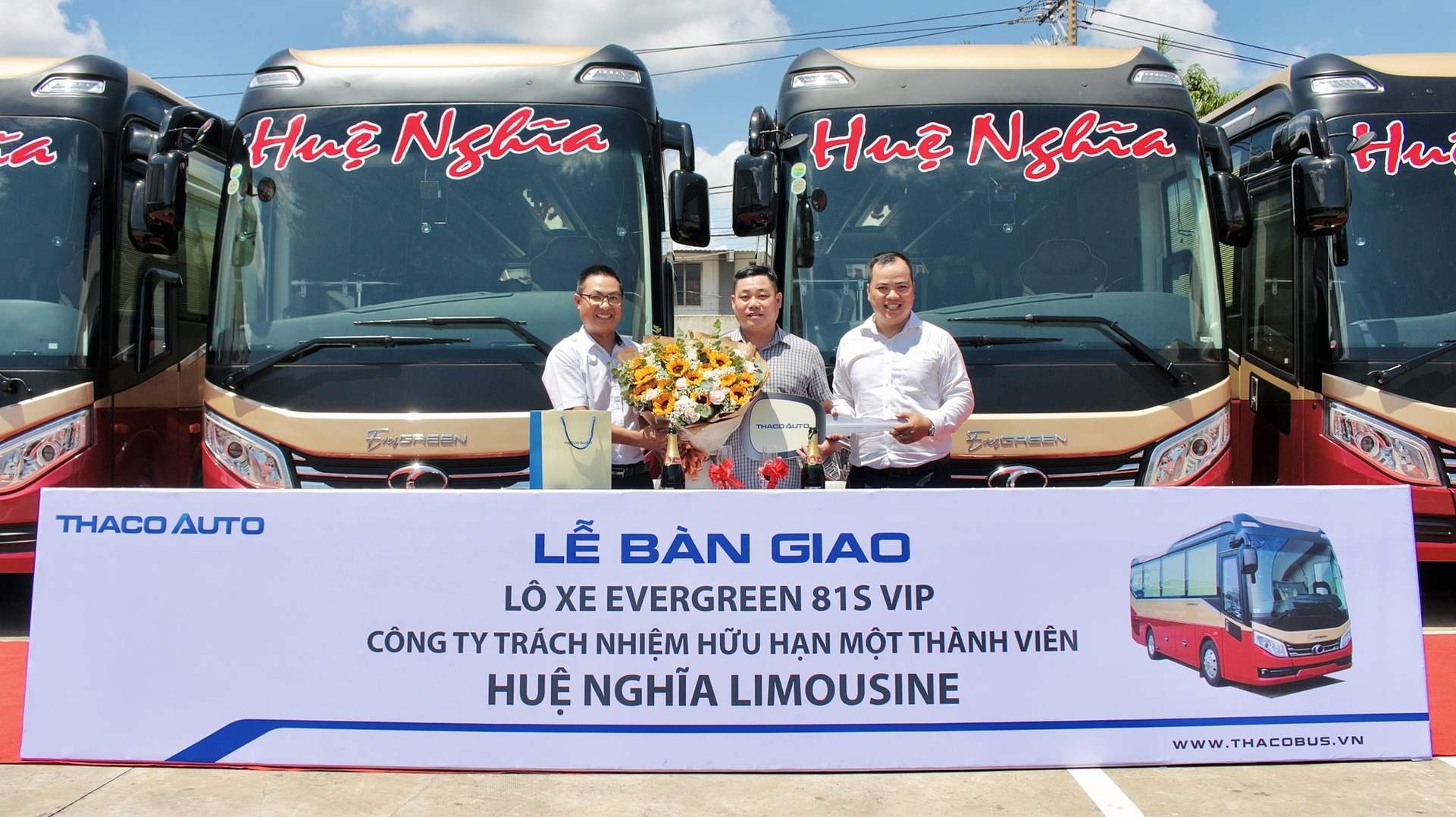 TIẾP TỤC BÀN GIAO LÔ 10 XE THACO EVERGREEN 81S 20 GHẾ VIP CHO CÔNG TY TNHH MTV HUỆ NGHĨA LIMOUSINE