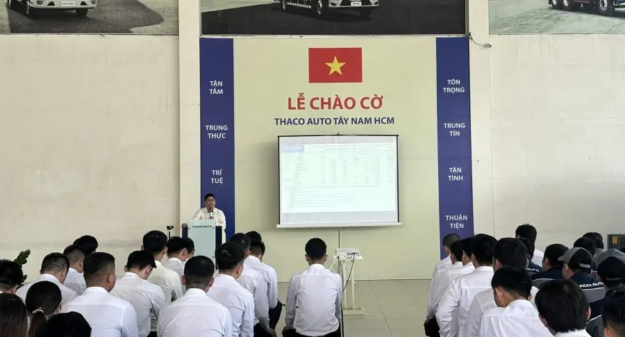THACO AUTO Tây Nam - HCM tổ chức Lễ chào cờ định kỳ tháng 5
