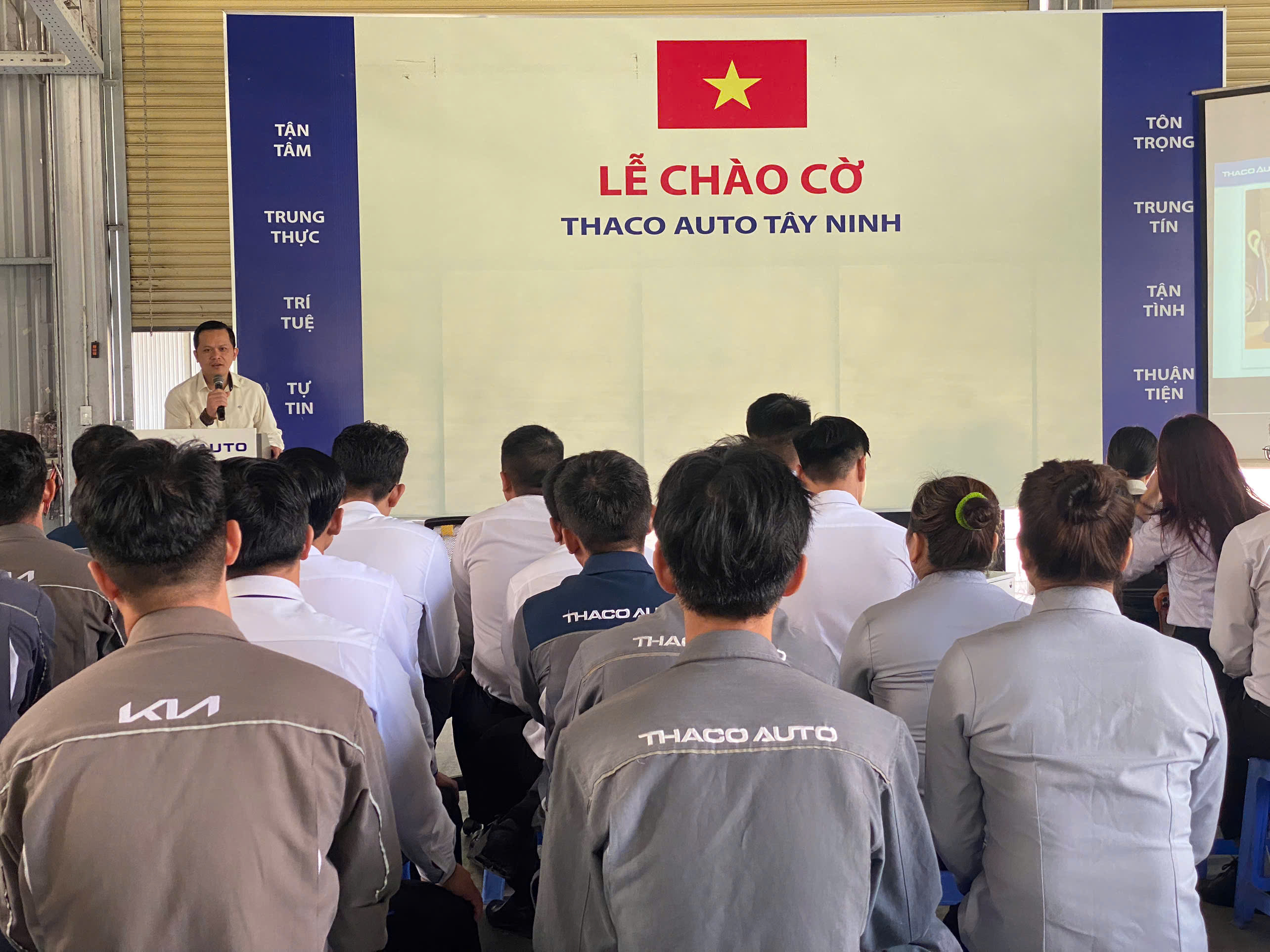 Lễ chào cờ tháng 9: THACO AUTO Tây Ninh đẩy mạnh phục vụ khách hàng sau nghị định giảm 50% lệ phí trước bạ