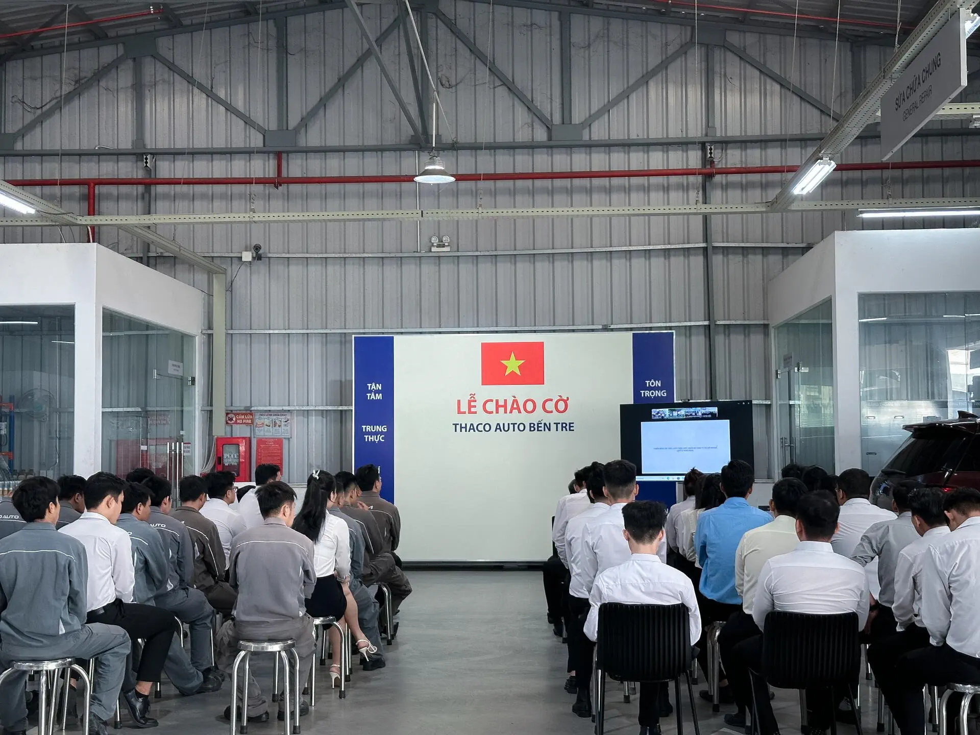 Lễ chào cờ tháng 10: CBNV THACO AUTO Bến Tre đẩy mạnh phục vụ khách hàng dịp cuối năm