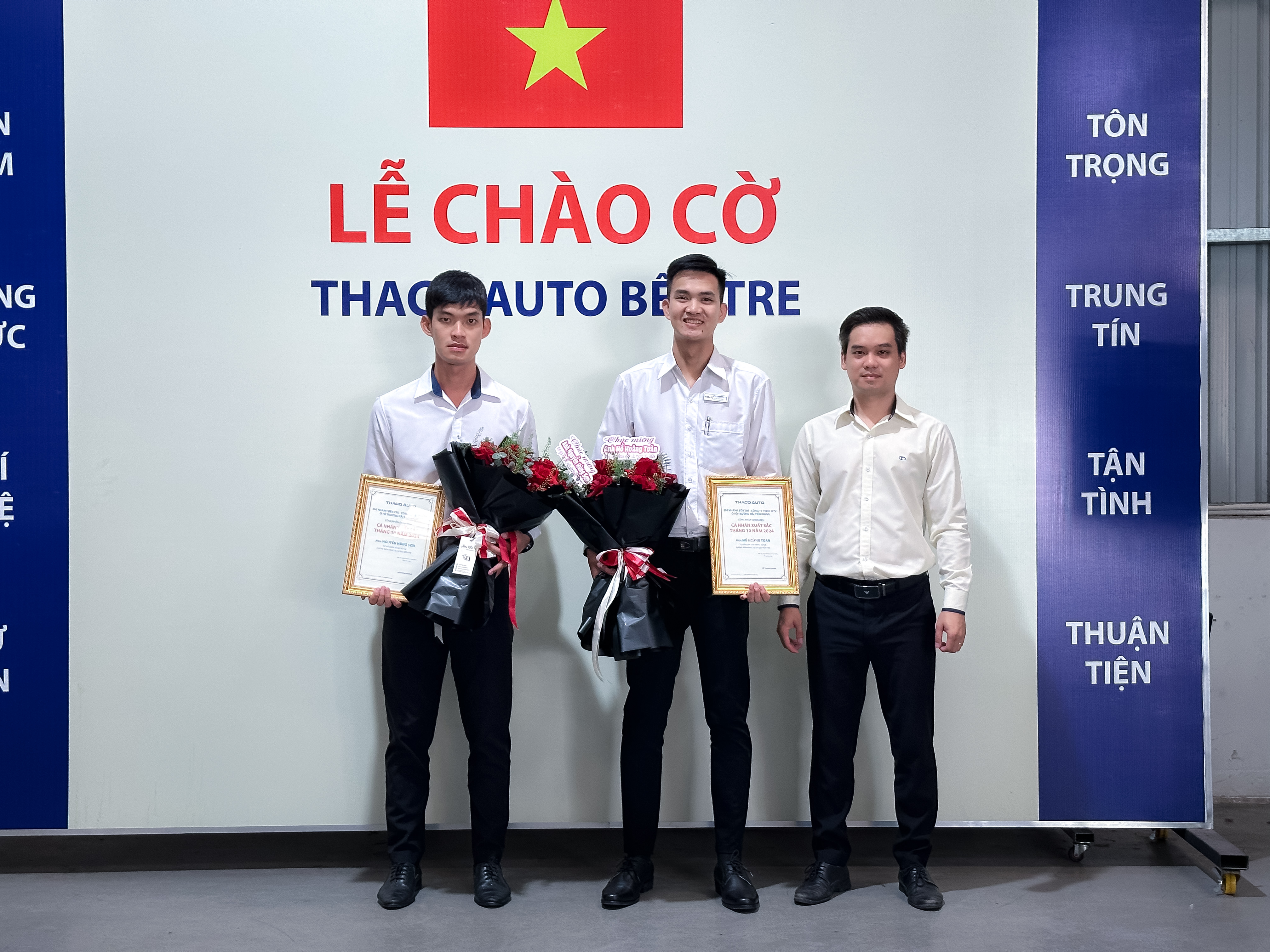 Lễ chào cờ tháng 11: THACO AUTO Bến Tre tăng tốc trong tháng cuối cùng ưu đãi 50% lệ phí trước bạ