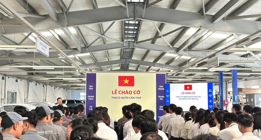 THACO AUTO Cần Thơ tổ chức lễ chào cờ cuối cùng của năm 2024 - Triển khai công tác chăm sóc khách hàng mùa lễ hội