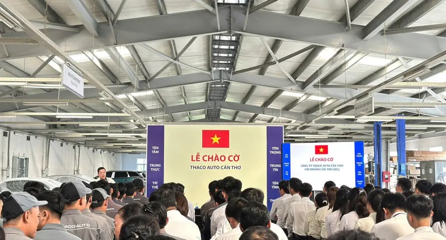 Lễ chào cờ tháng 11: THACO AUTO Cần Thơ tăng tốc trong tháng cuối cùng ưu đãi 50% lệ phí trước bạ
