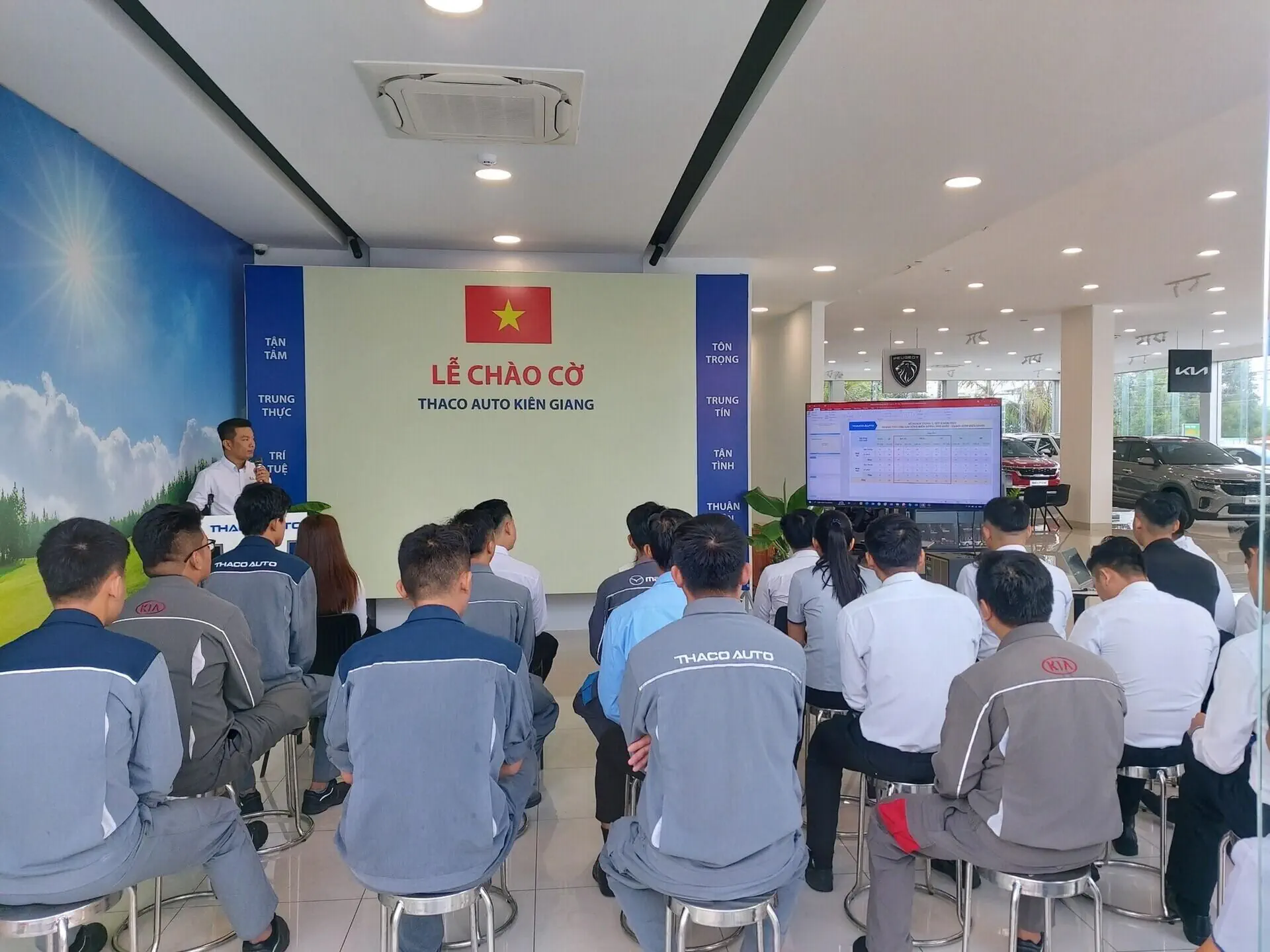 THACO AUTO Kiên Giang tổ chức Lễ chào cờ định kỳ tháng 5