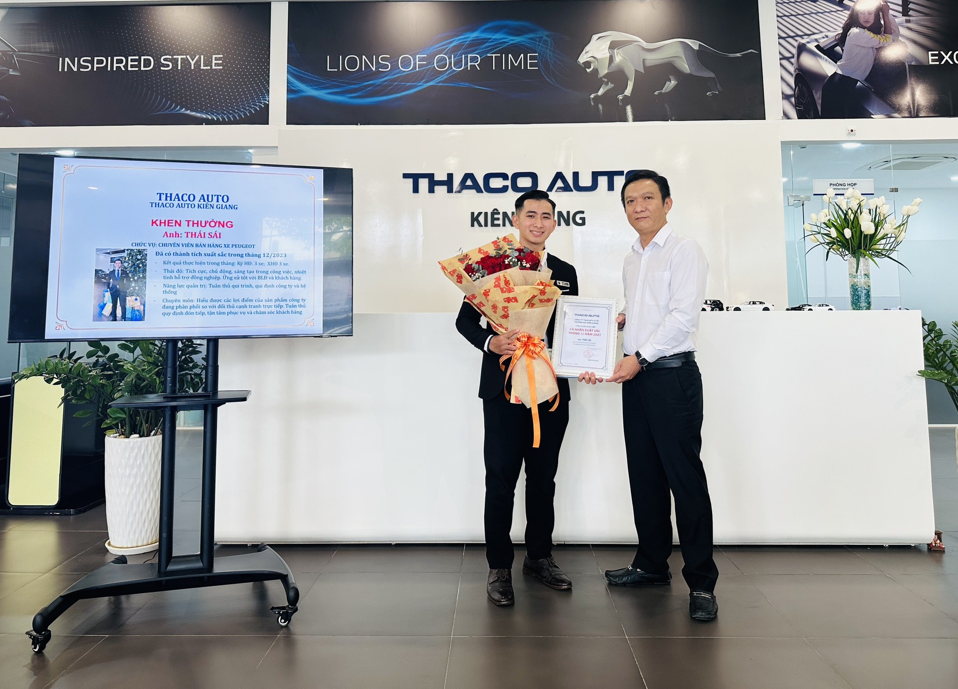 THACO AUTO KIÊN GIANG VINH DANH CÁ NHÂN XUẤT SẮC THÁNG 12/2023 TRONG BUỔI CHÀO CỜ ĐẦU NĂM MỚI 2024