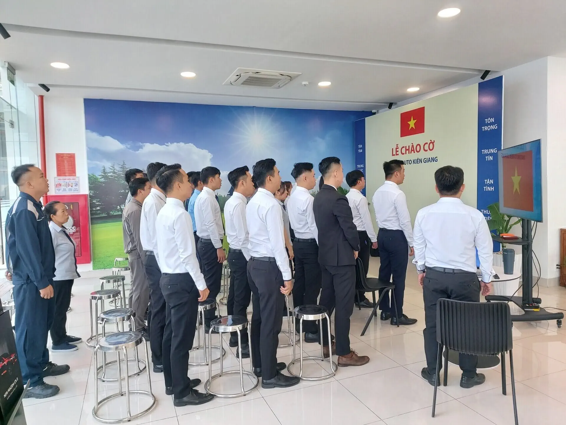 Lễ chào cờ tháng 6: THACO AUTO Kiên Giang sẵn sàng bứt phá tháng cuối Quý II/2024