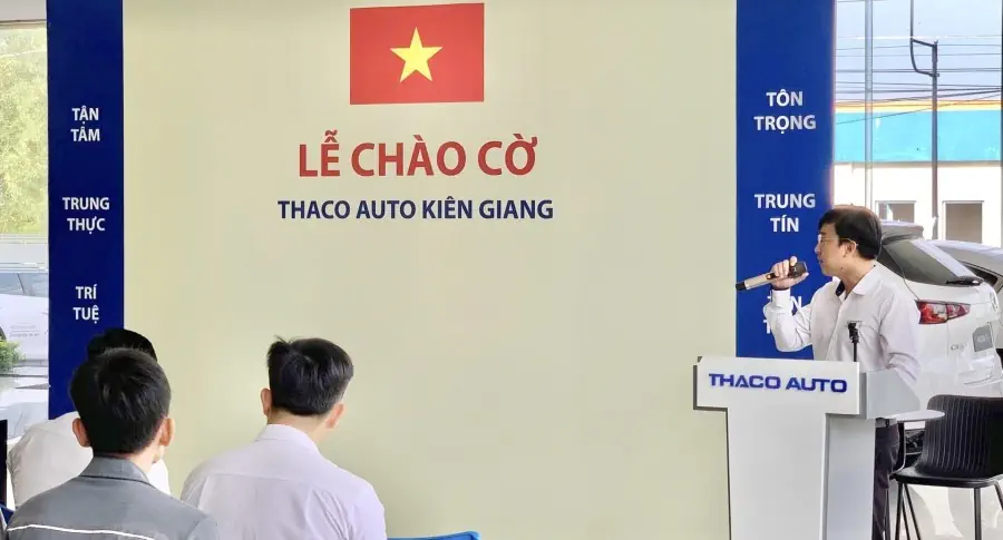 Lễ chào cờ tháng 9: THACO AUTO Kiên Giang đẩy mạnh phục vụ khách hàng sau nghị định giảm 50% lệ phí trước bạ