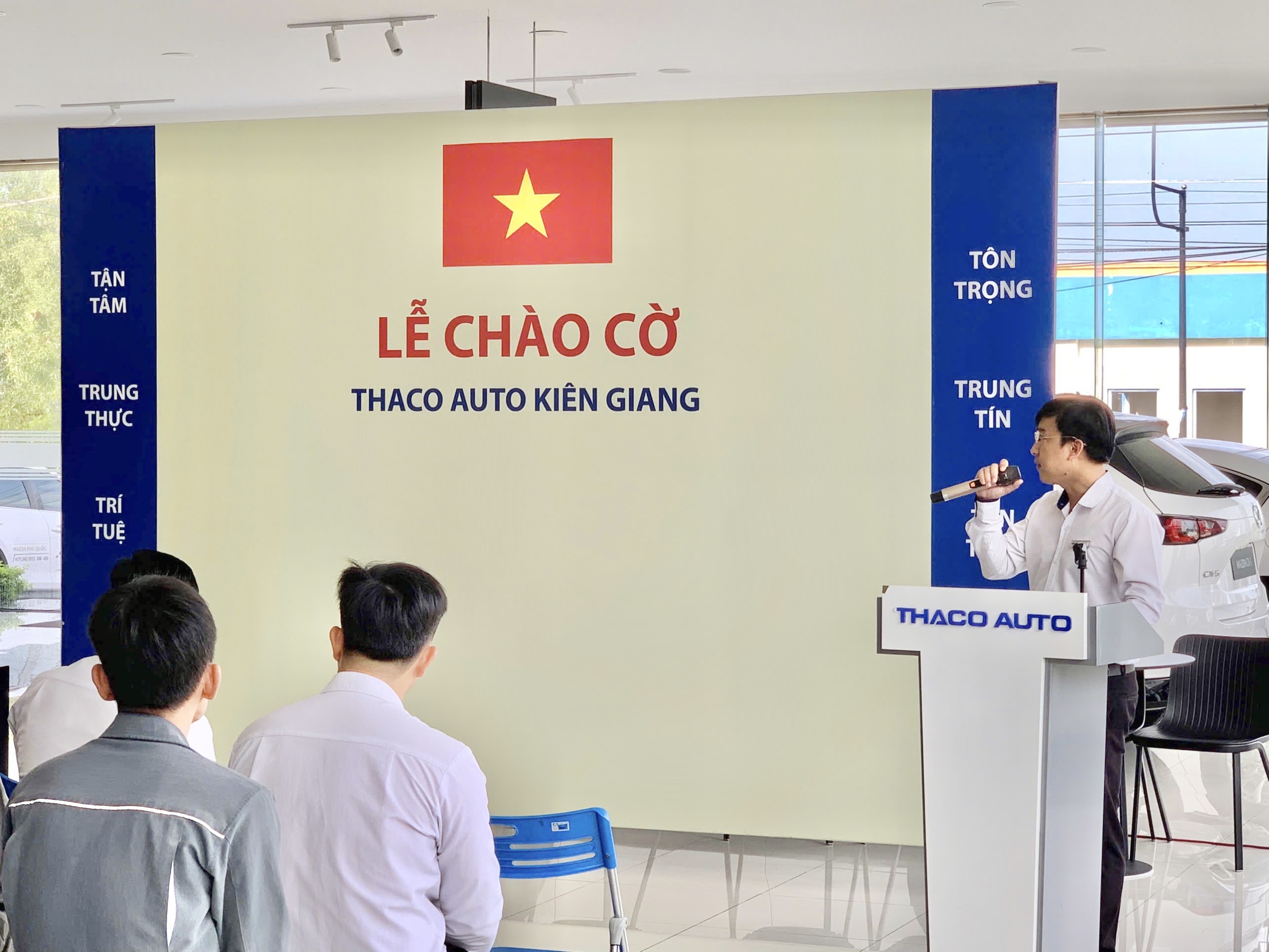 Lễ chào cờ tháng 9: THACO AUTO Kiên Giang đẩy mạnh phục vụ khách hàng sau nghị định giảm 50% lệ phí trước bạ