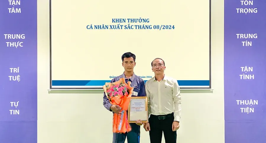 Lễ chào cờ tháng 9: THACO AUTO Quảng Ngãi đẩy mạnh phục vụ khách hàng sau nghị định giảm 50% lệ phí trước bạ