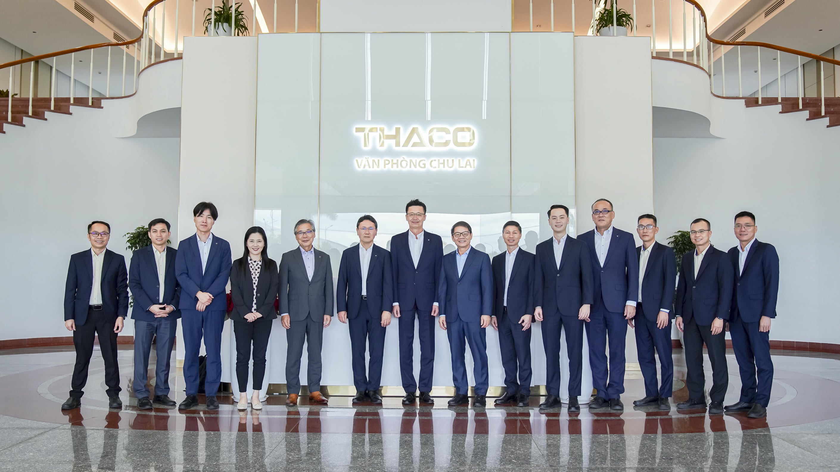 1.Đại diện Ban Lãnh đạo THACO, THACO AUTO và Lãnh đạo Tập đoàn Mazda chụp ảnh kỷ niệm tại Văn phòng THACO Chu Lai-1