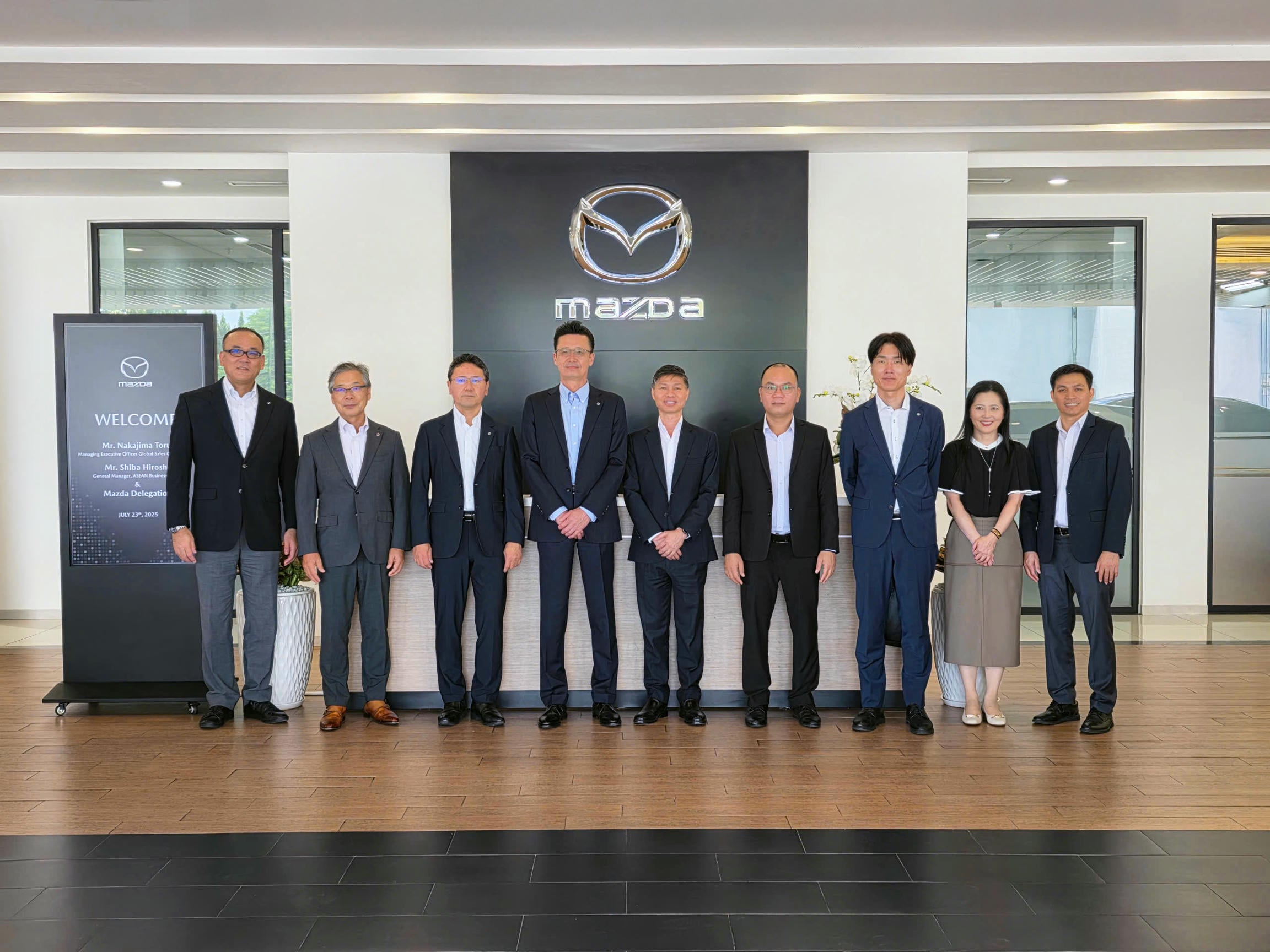 3.Ban Lãnh đạo THACO AUTO và Lãnh đạo Tập đoàn Mazda tham quan showroom Mazda Bình Dương-1
