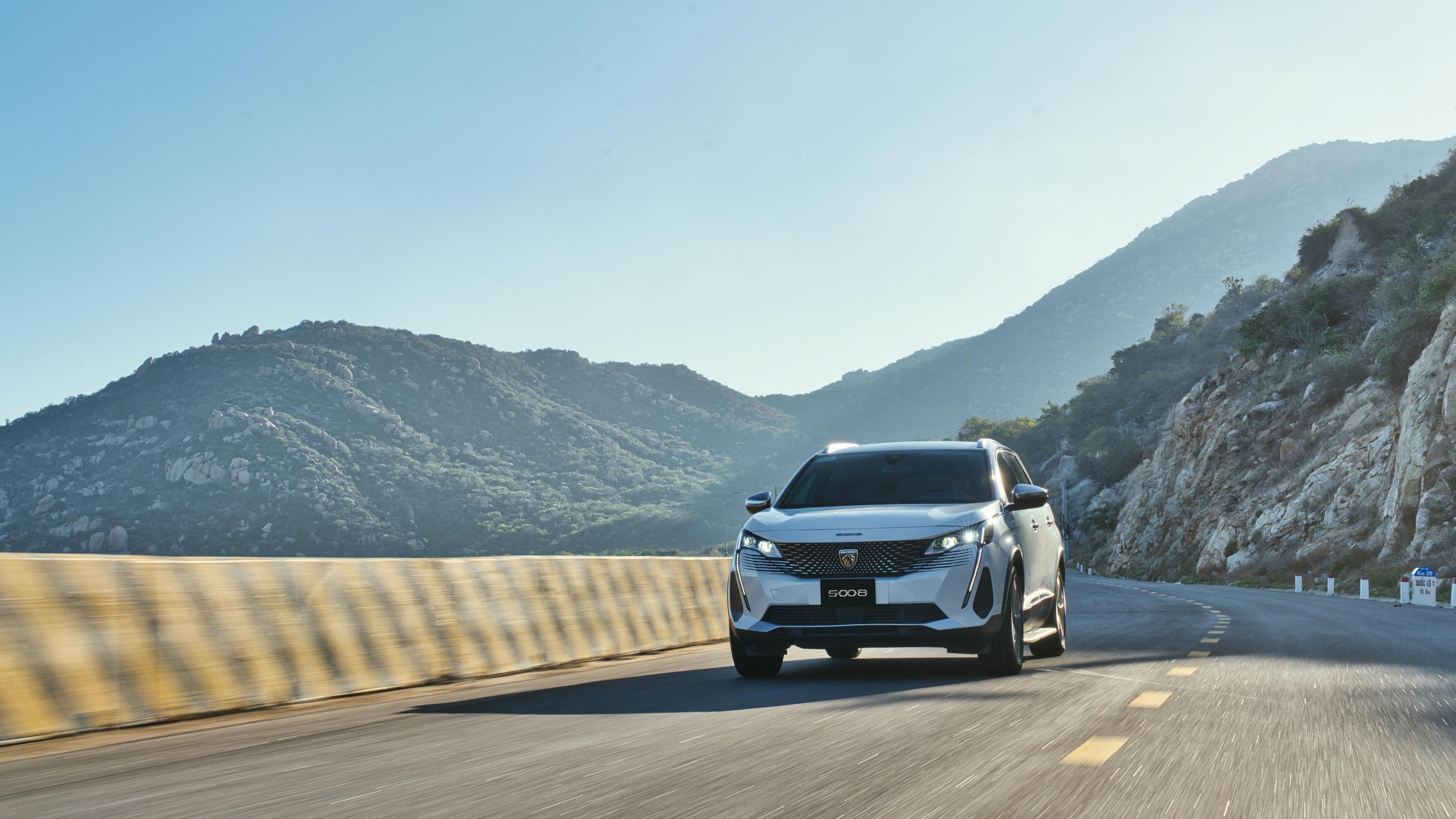 3. Peugeot 5008 vận hành mạnh mẽ trên nhiều loại địa hình khác nhau, bao gồm cả những cung đường đèo dốc