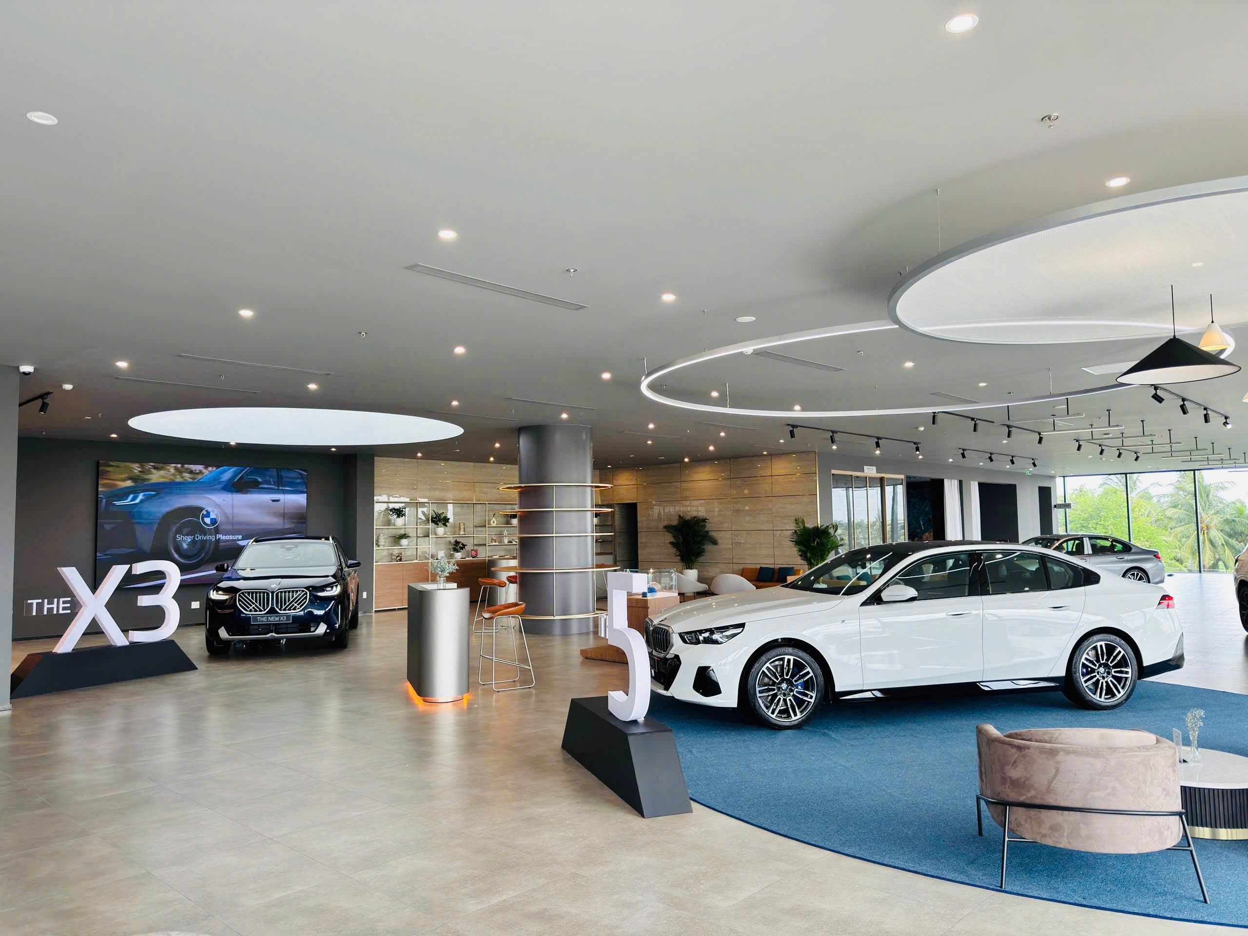 showroom tiền giang_trưng bày BMW