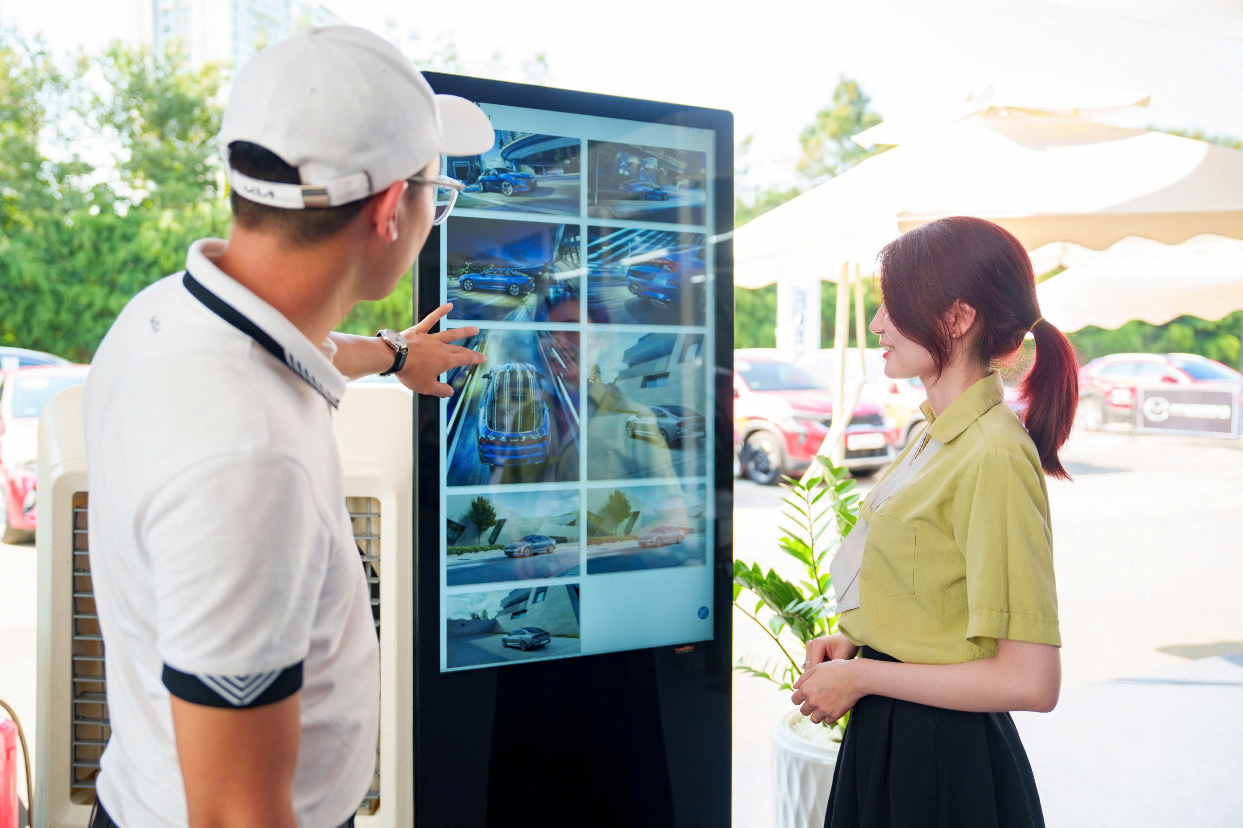 E-standee tương tác giúp khách hàng dễ dàng tra cứu thông tin sản phẩm