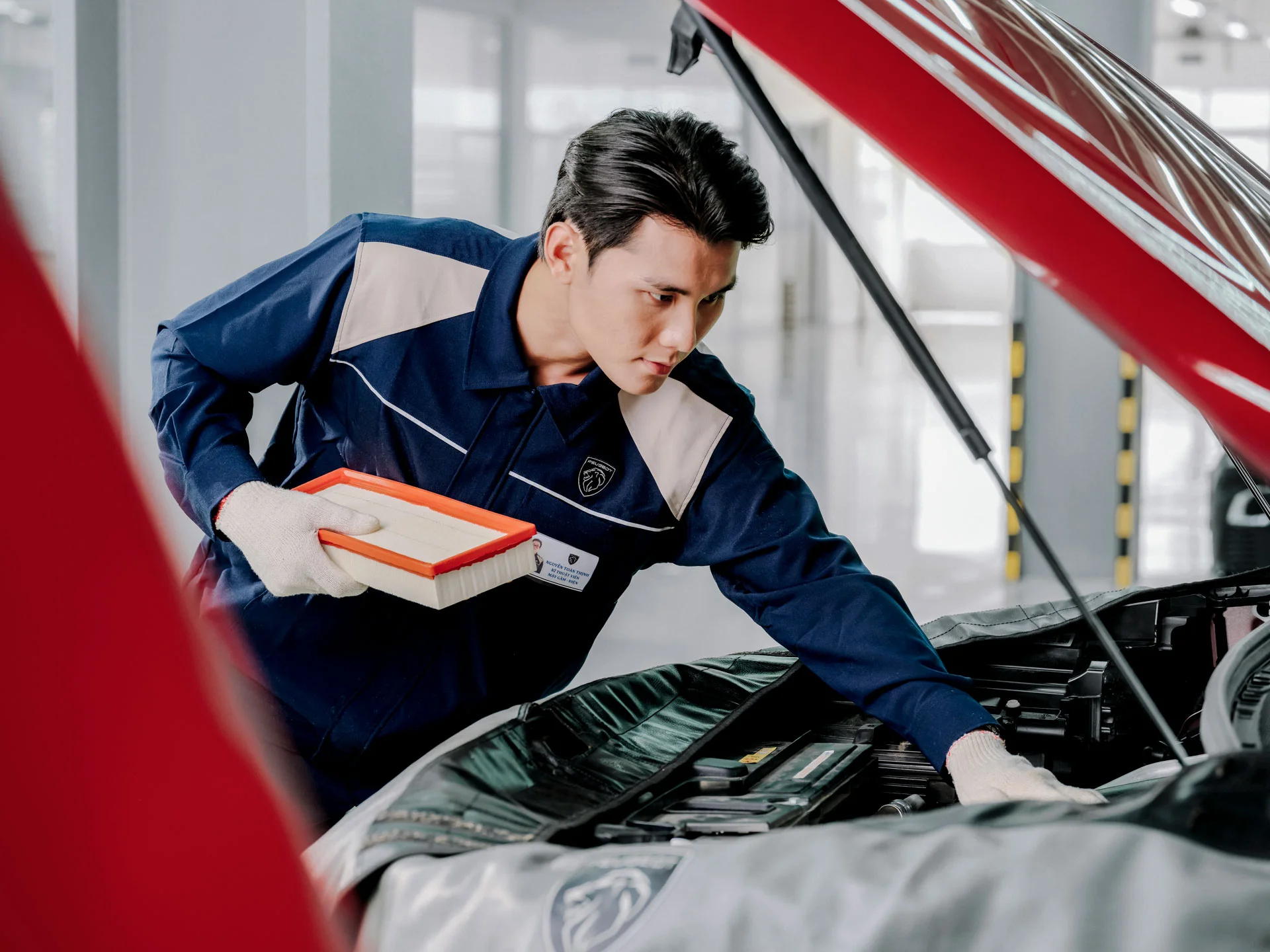 Đội ngũ kỹ thuật viên kiểm tra tổng quát xe 1.webp