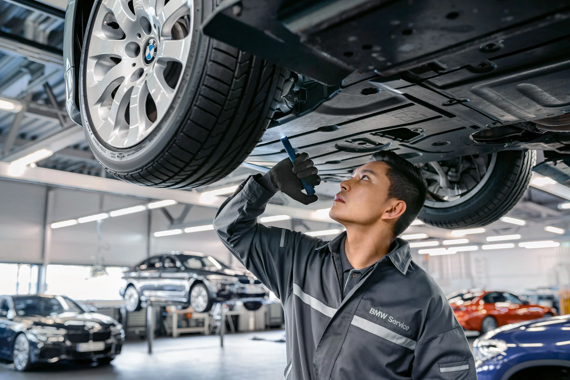 Đội ngũ kỹ thuật viên kiểm tra tổng quát xe.webp