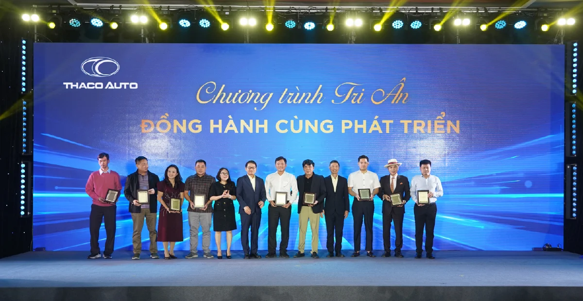 Các khách hàng nhận bảng tri ân từ THACO AUTO.webp