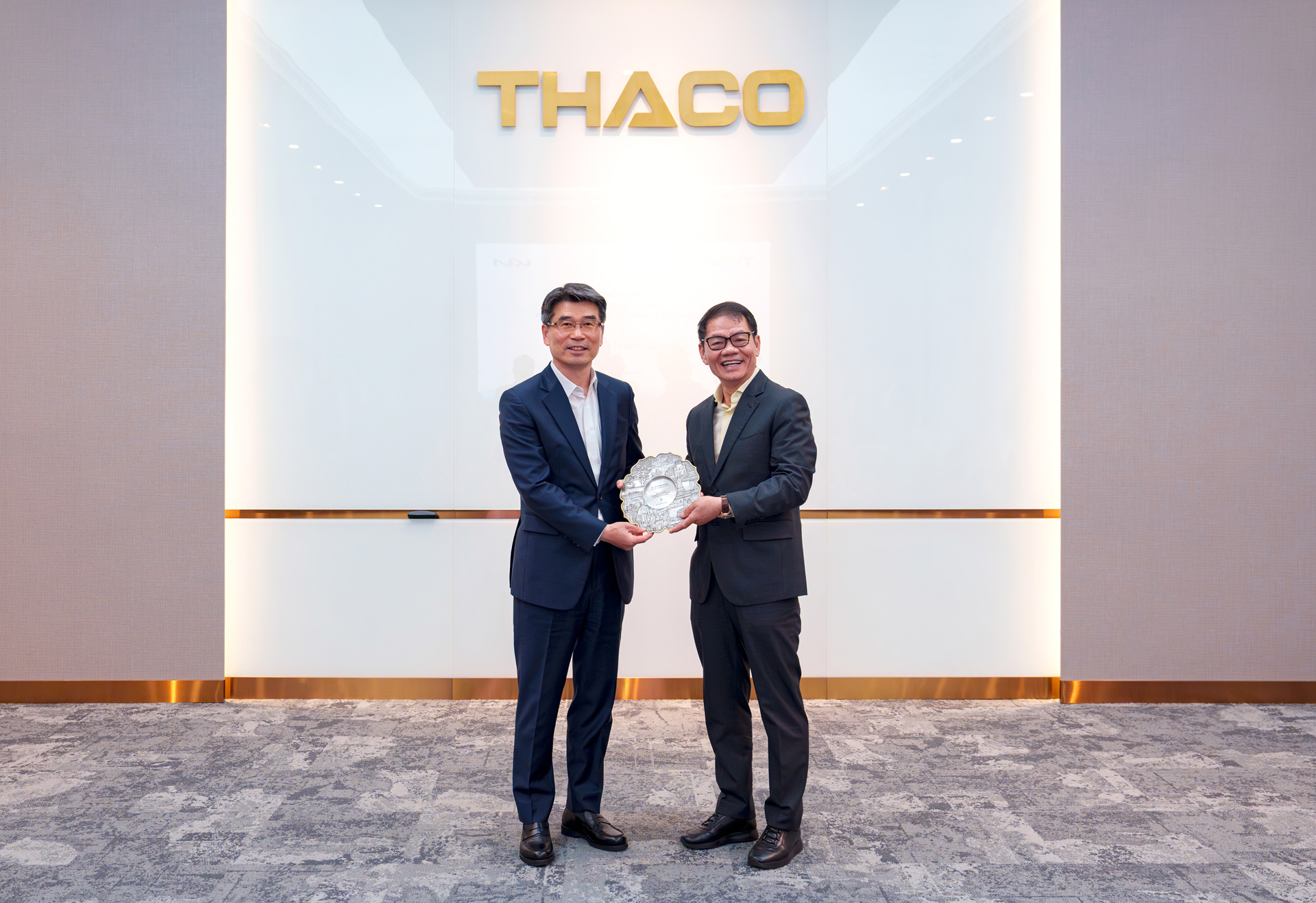 Chủ tịch HĐQT THACO Trần Bá Dương tặng quà lưu niệm cho đại diện Lãnh đạo Tập đoàn Kia