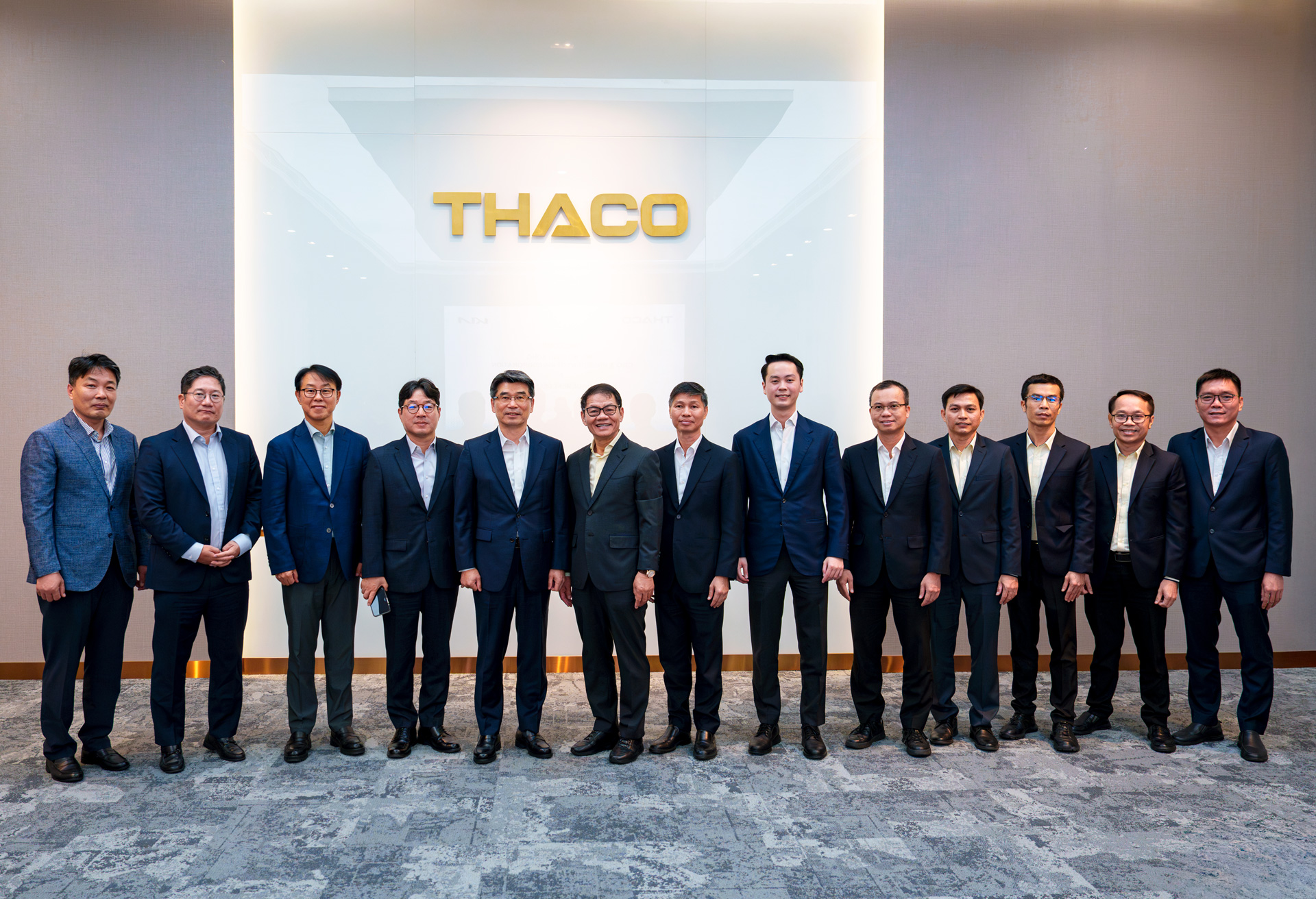Đại diện Ban Lãnh đạo THACO, THACO AUTO và Tập đoàn Kia chụp ảnh lưu niệm 