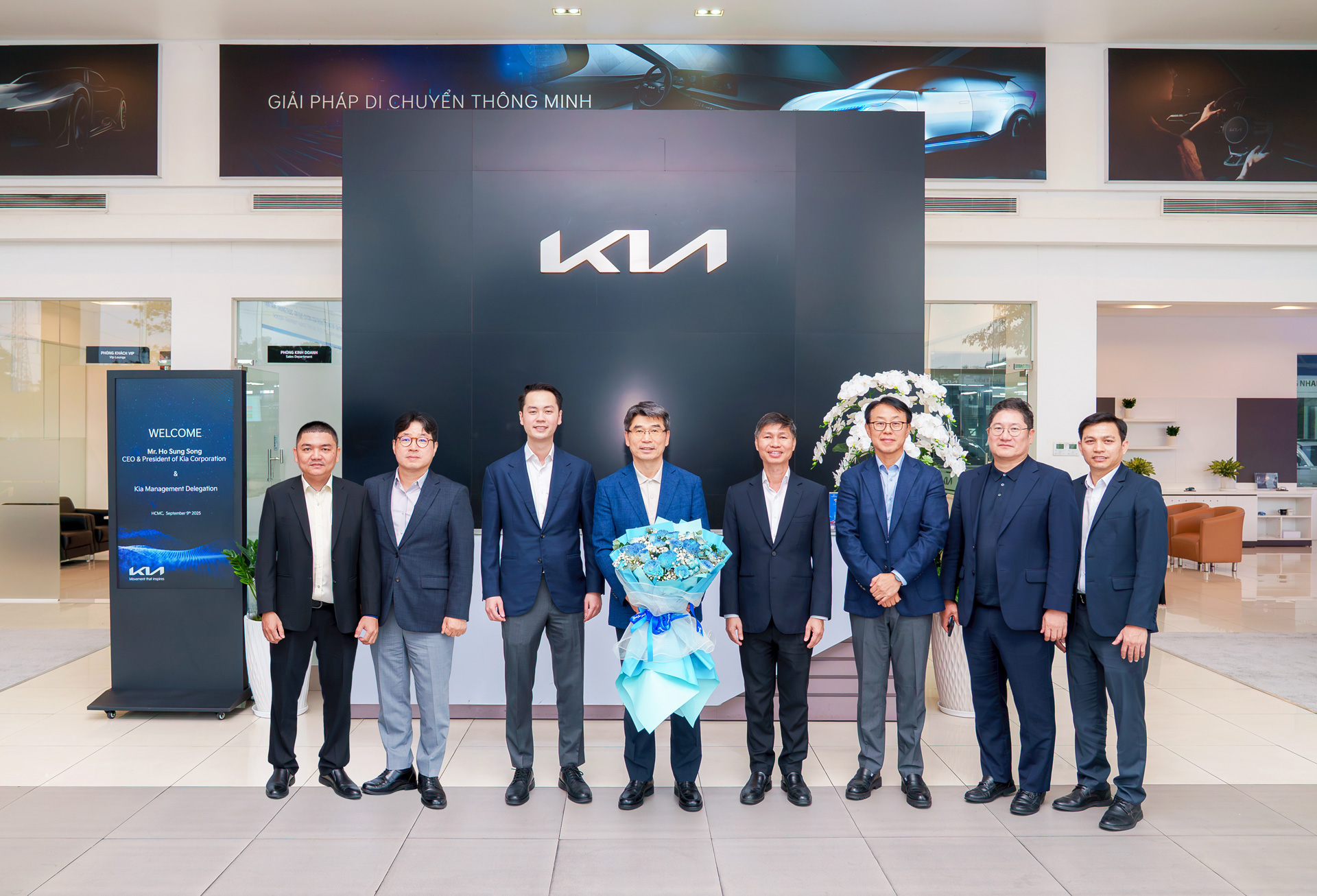 Đoàn lãnh đạo Tập đoàn Kia tham quan showroom Kia Bình Tân