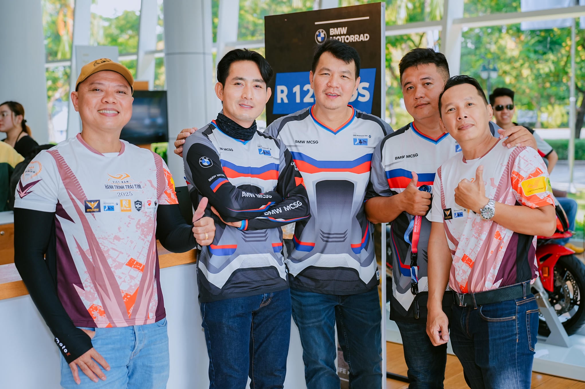 3.Không khí sôi nổi tại BMW Motorrad Sala với hàng trăm biker và xe mô tô trên hành trình lan tỏa yêu thương