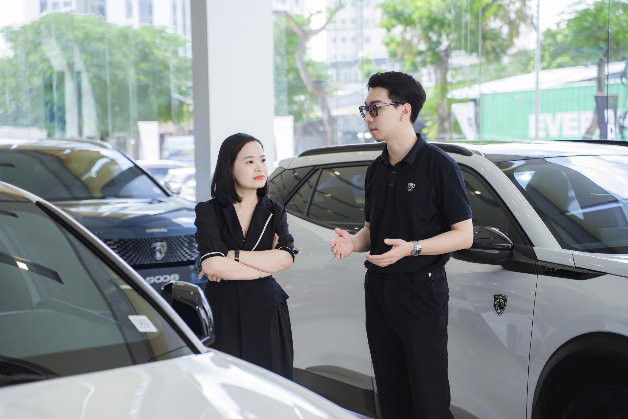 khách hàng tìm hiểu xe tại sự kiện cafe cuối tuần