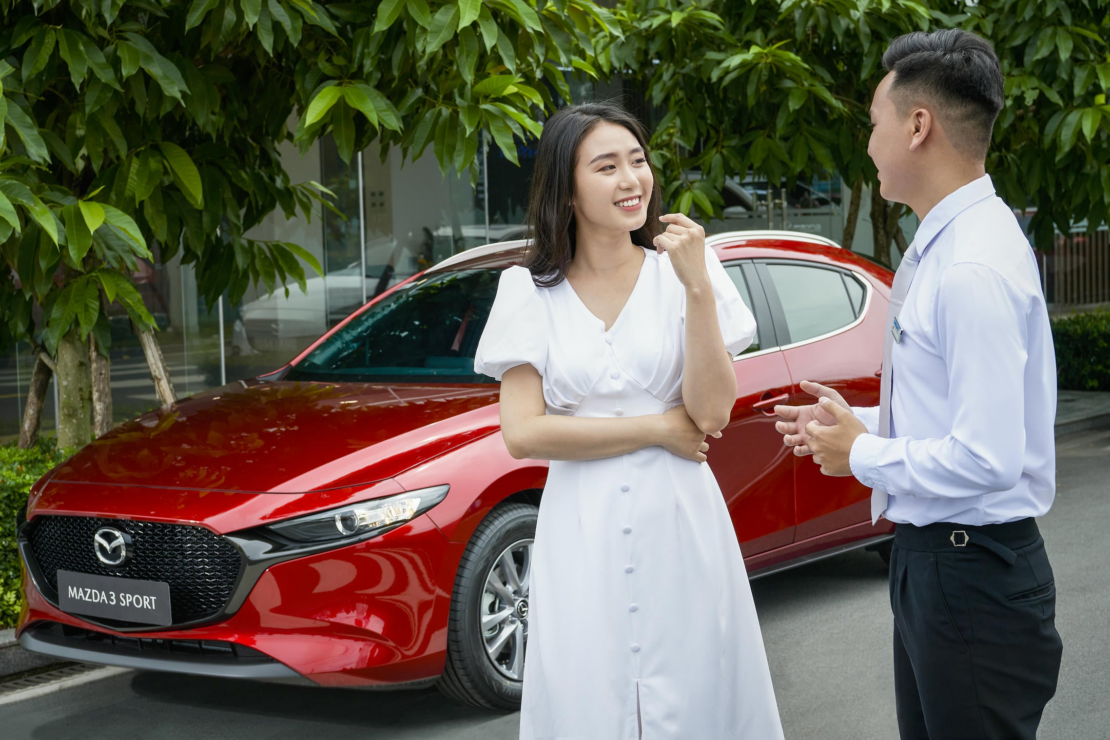 Kỹ thuật viên THACO AUTO tư vấn khách hàng chăm sóc, bảo dưỡng xe