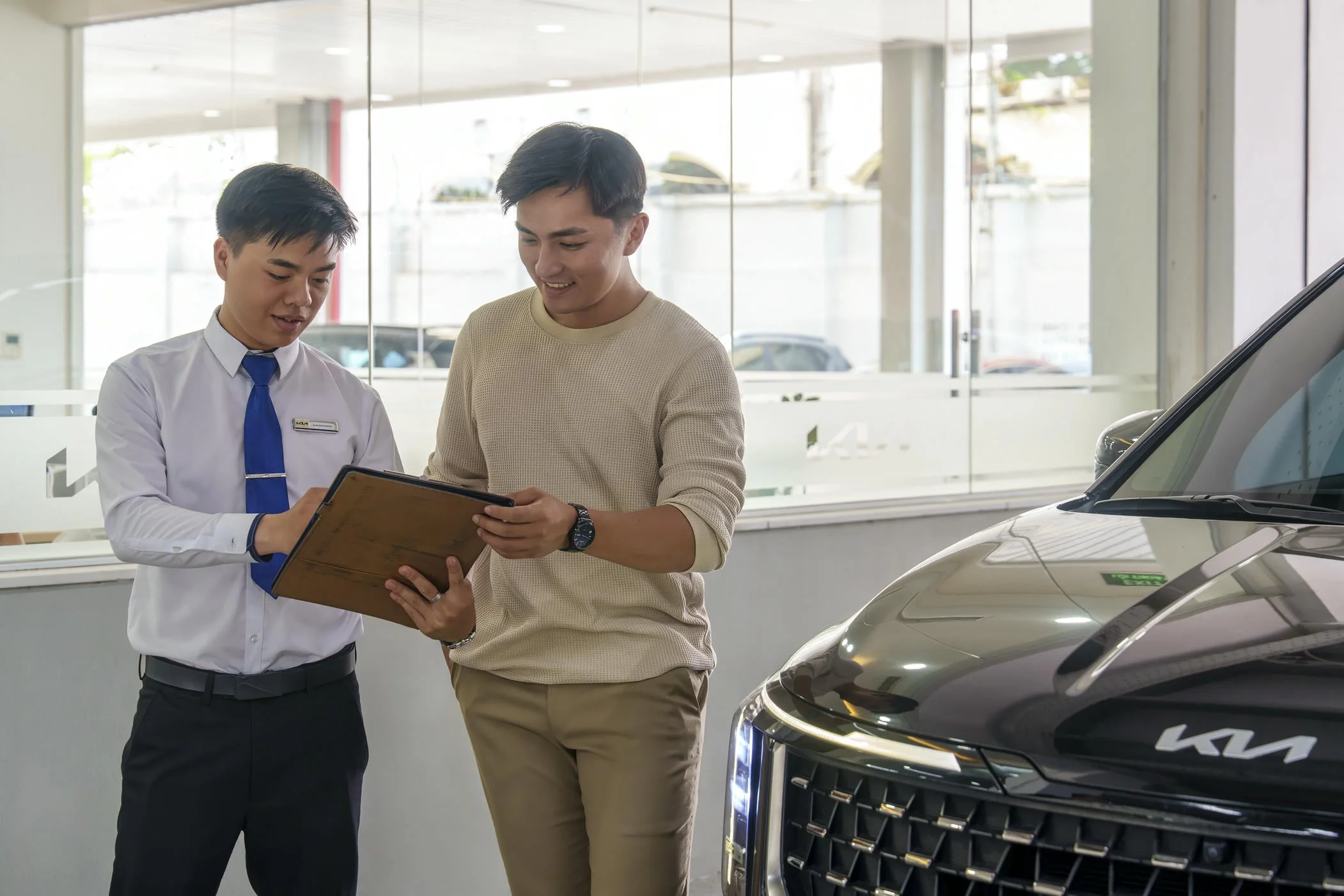 Nhân sự kỹ thuật THACO AUTO tư vấn khách hàng chăm sóc, bảo dưỡng xe.webp