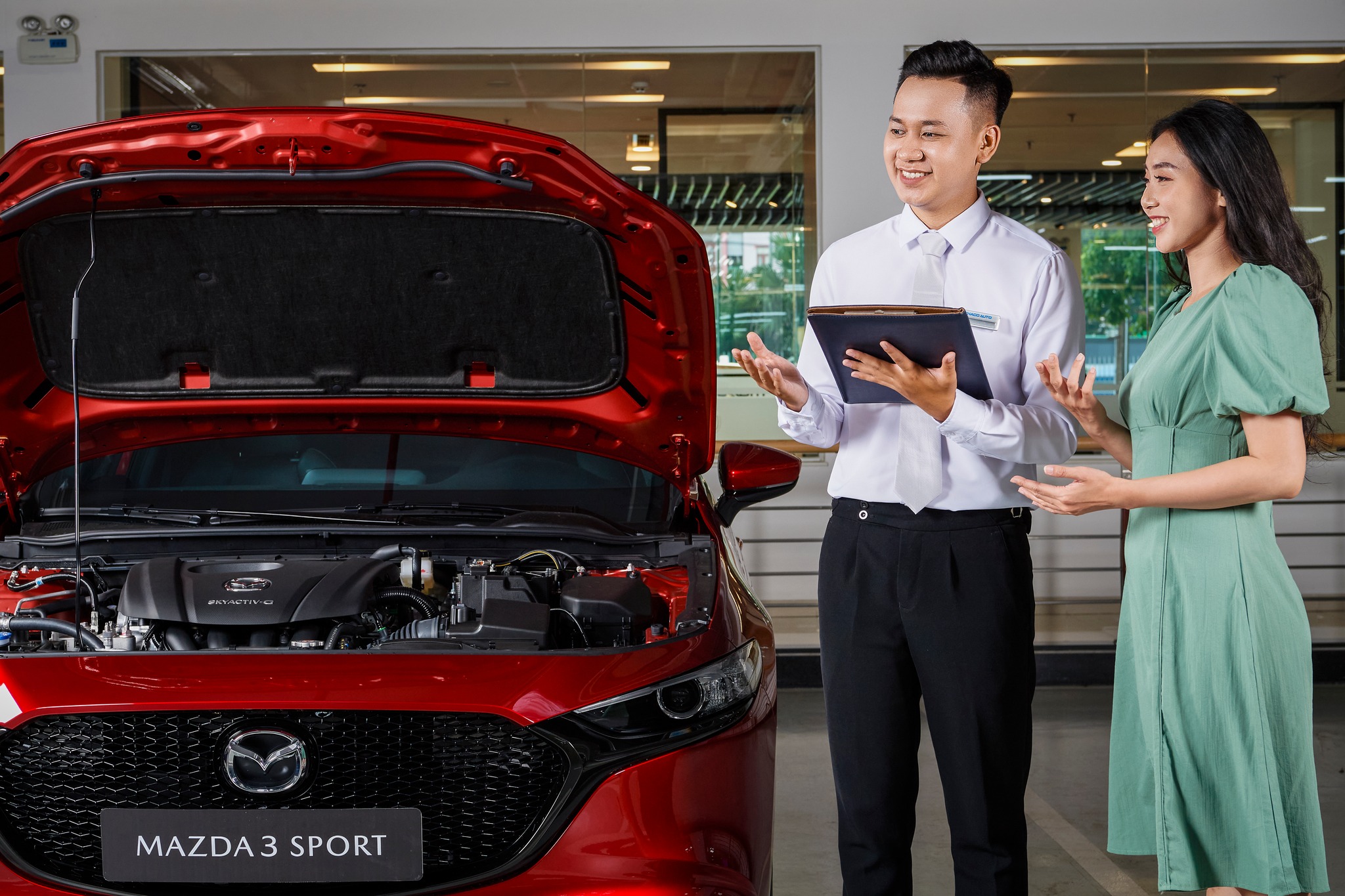 4.Kỹ thuật viên THACO AUTO hướng dẫn chăm sóc, bảo dưỡng xe vào mùa nóng cho khách hàng