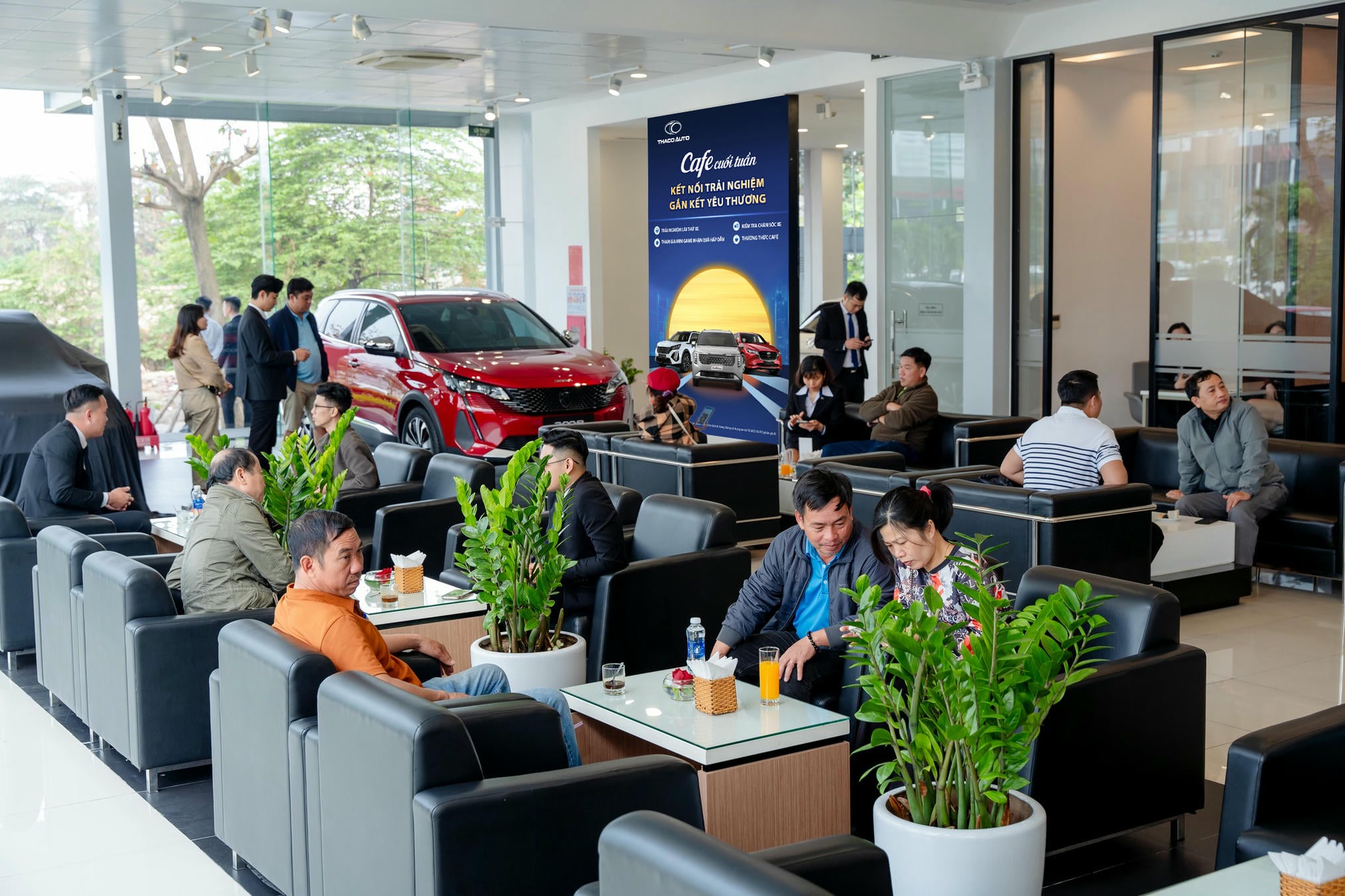 cafe cuối tuần thu hút nhiều khách hàng tham dự-1