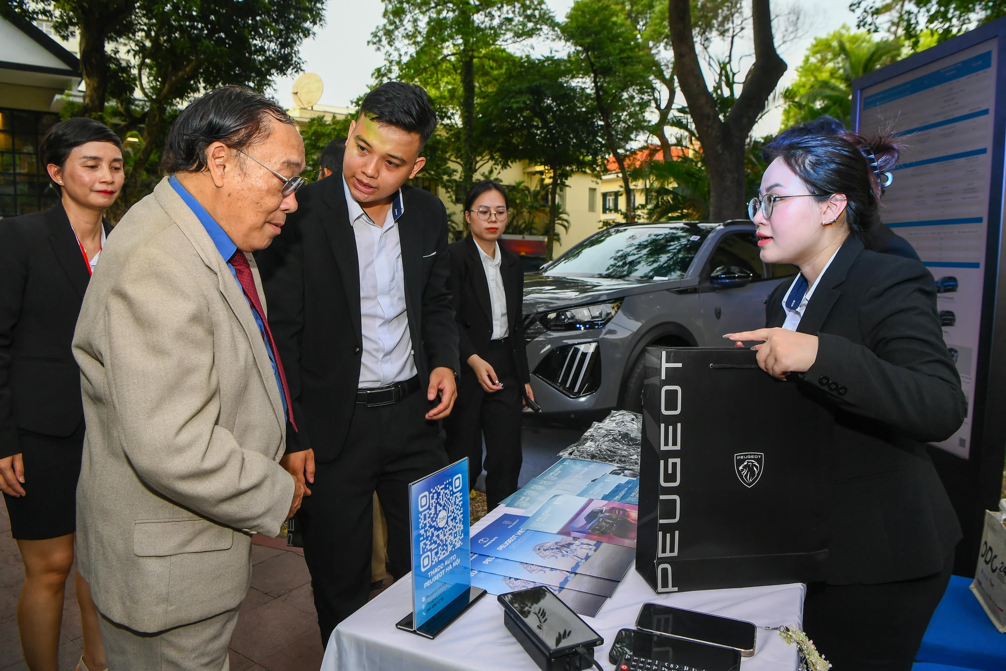 Khách hàng tham quan gian hàng được tư vấn và chia sẻ những phần quà từ thương hiệu Peugeotư