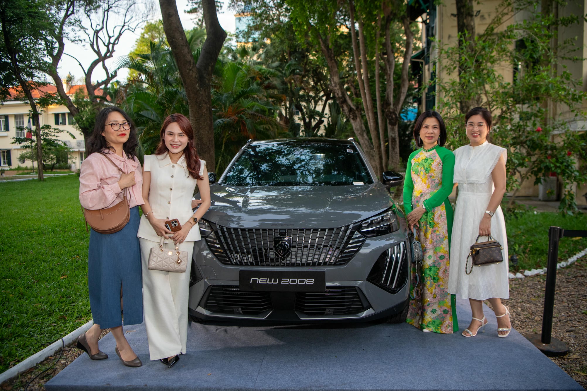 Khách mời tham gia chụp hình cùng xe New Peugeot 2008 tại chương trình