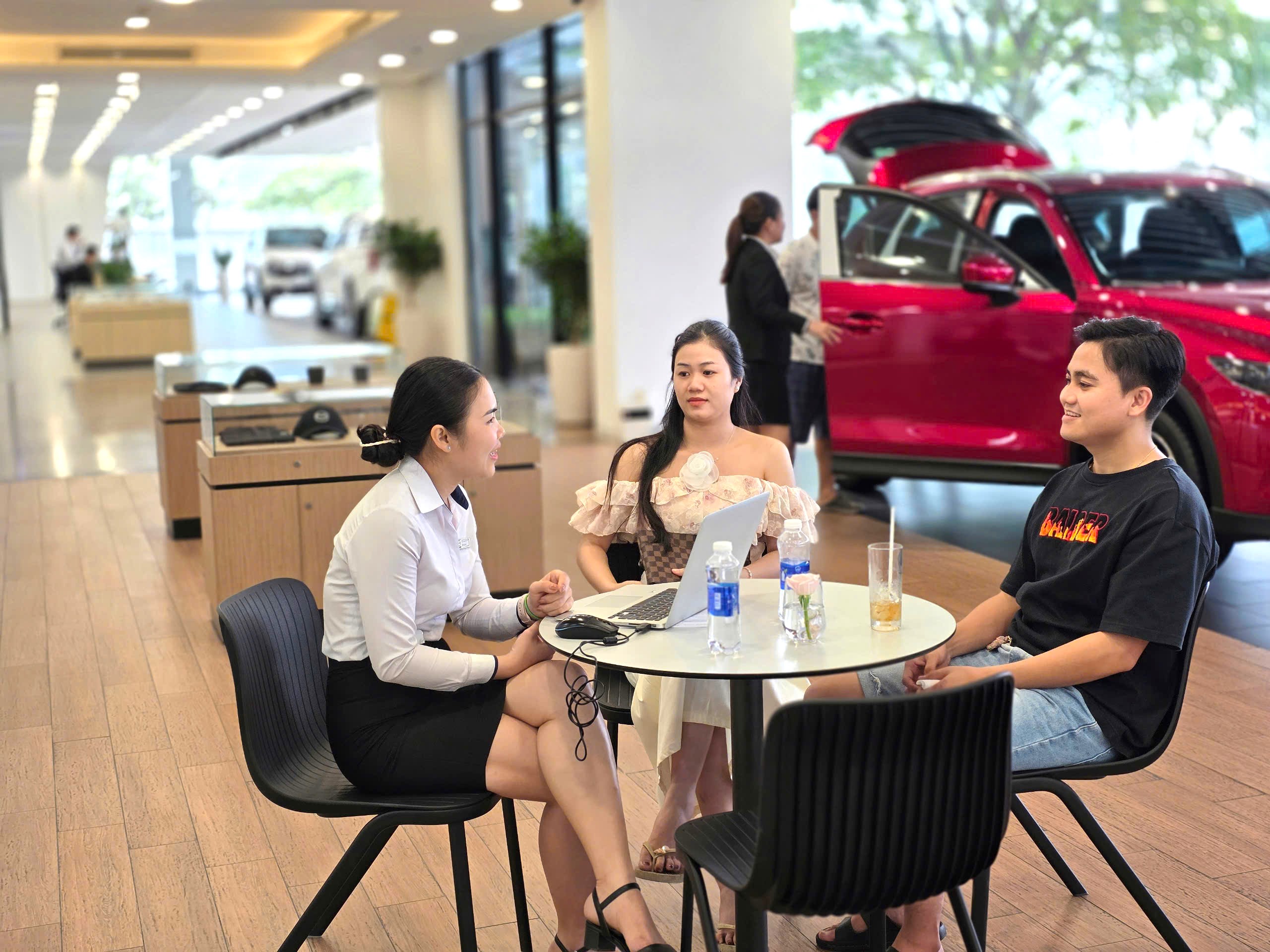 2.Khách hàng trực tiếp khám phá & trải nghiệm và lái thử các dòng xe thế hệ mới