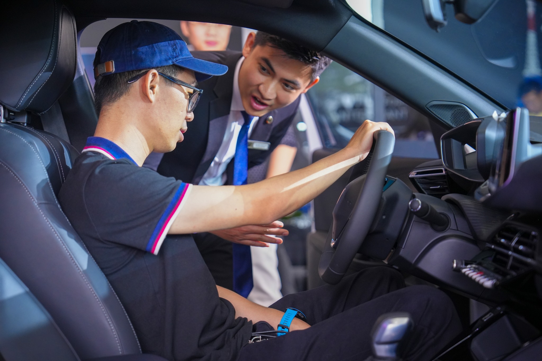 3. Khách hàng trực tiếp lái thử các dòng xe thế hệ mới