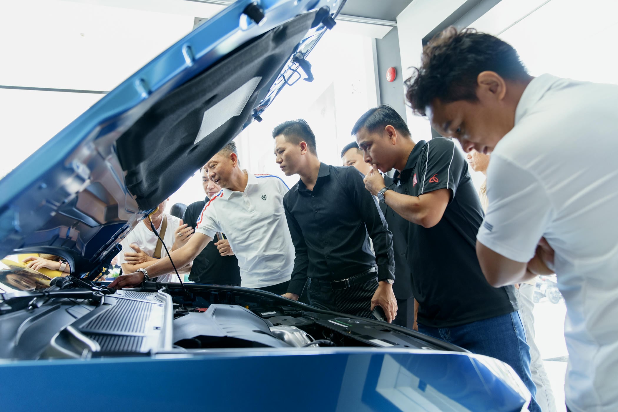 4.Đội ngũ kỹ thuật viên THACO AUTO hướng dẫn khách hàng kiểm tra và chăm sóc xe