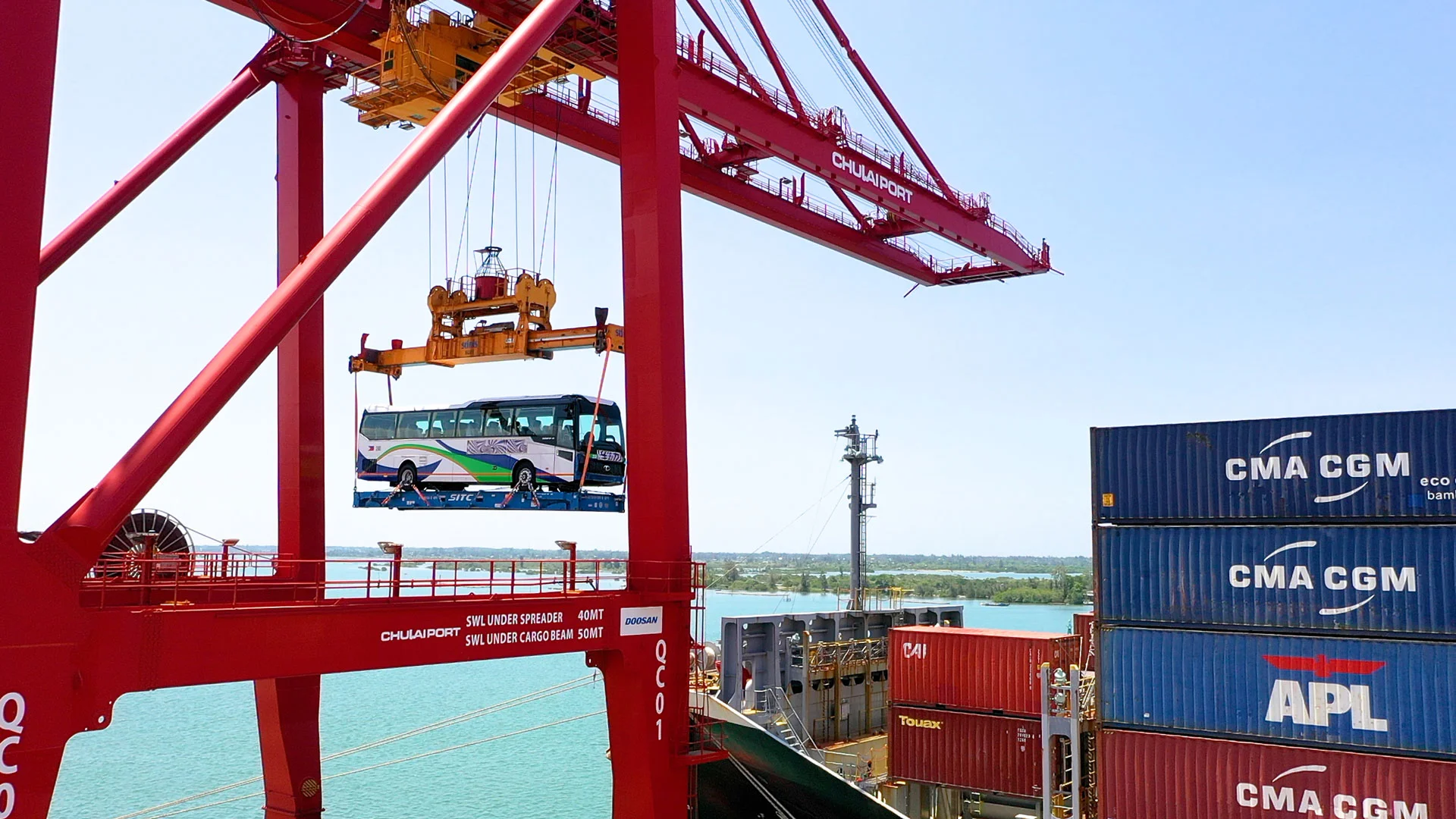 Xuất-khẩu-xe-bus-THACO-tại-Cảng-Chu-Lai-(Đà-Nẵng-–-Việt-Nam).webp