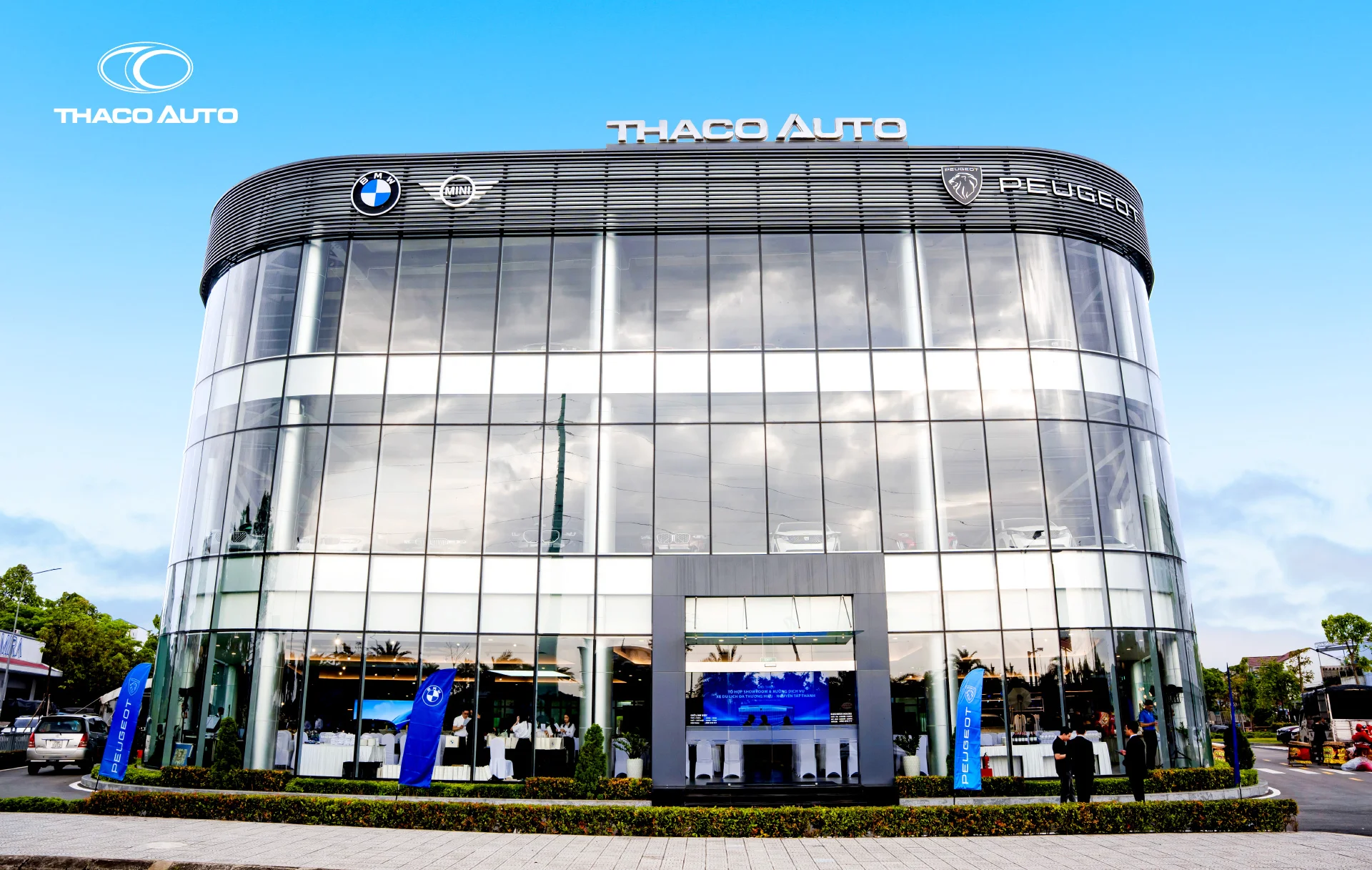 Tổ hợp Showroom Xưởng Dịch vụ xe Du lịch đa thương hiệu Nguyễn Tất Thành.webp