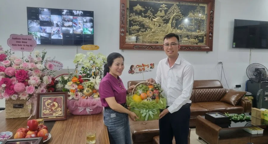 Những bó hoa trên hành trình vận tải (Quốc tế Phụ Nữ 8/3)
