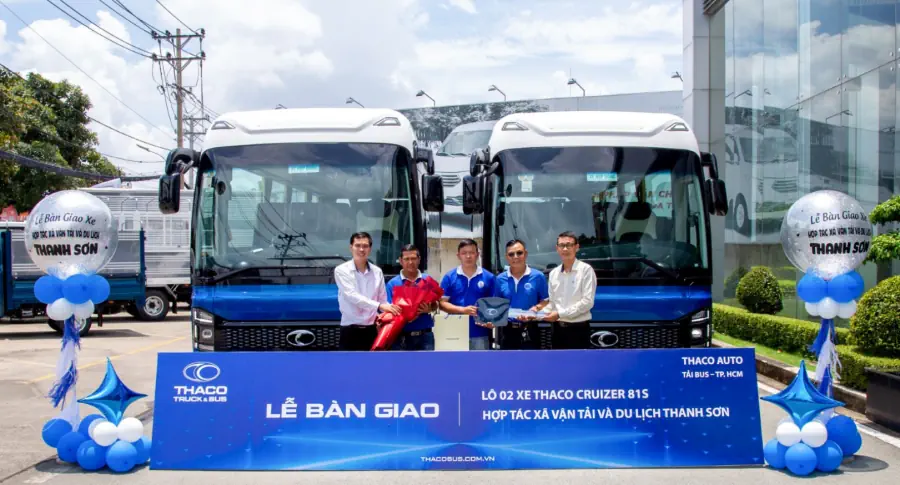 Bàn giao lô 2 xe Thaco Cruizer 81S cho Hợp Tác Xã Vận Tải Và Du Lịch Thanh Sơn