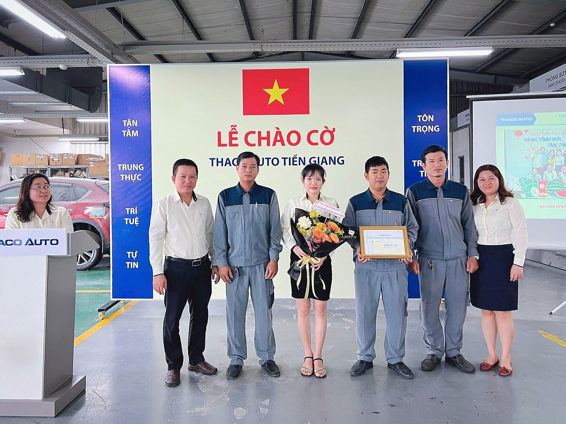 THACO AUTO Tiền Giang đã quyết định khen thưởng và chúc mừng các cá nhân đã đạt thành tích xuất sắc Tháng 12