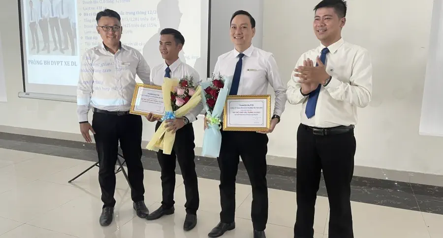 THACO AUTO TRÀ VINH vinh danh cá nhân xuất sắc trong Lễ chào cờ đầu năm mới 2024