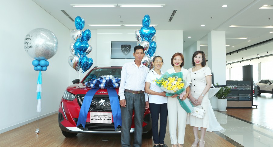 THACO AUTO presents Peugeot 2008 to Nguyen Thi Oanh