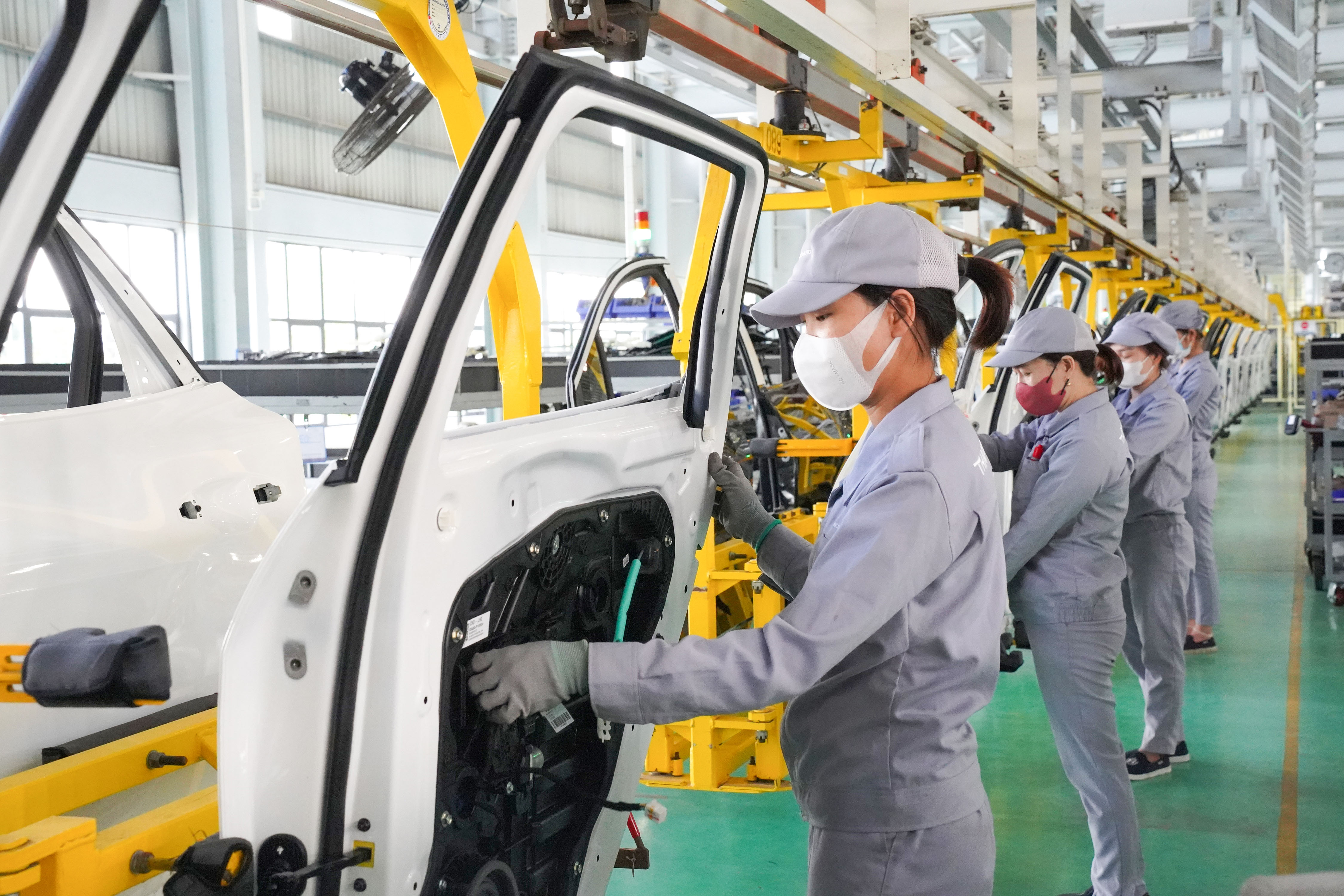 2. Các nữ công nhân đang làm việc tại xưởng lắp ráp, Công ty THACO Mazda-1