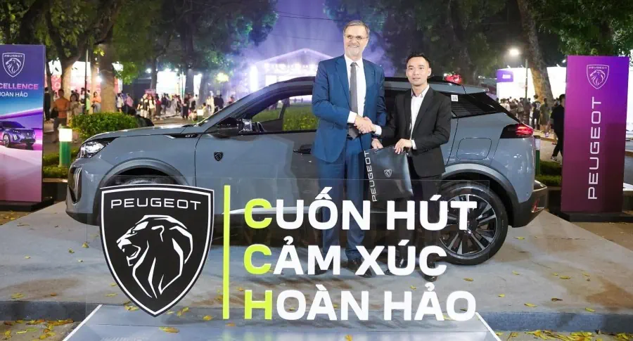 Đại sứ Pháp trải nghiệm xe New Peugeot 2008 tại Lễ hội Balade en France 2025