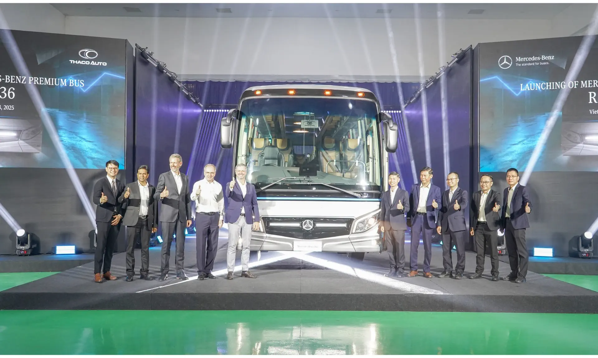 THACO AUTO exports Mercedes-Benz premium buses to Thailand