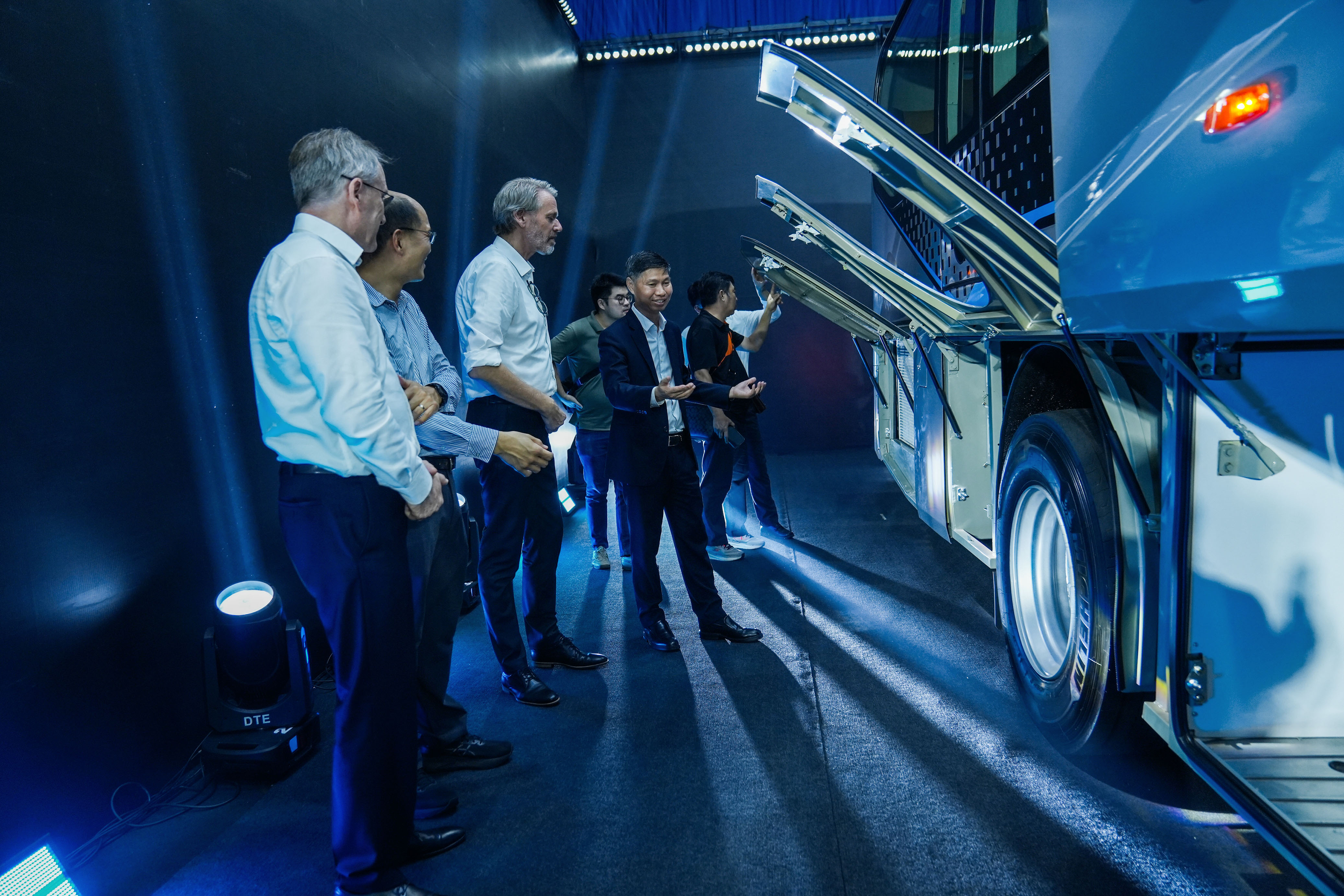 3. Đại diện DAIMLER Thái Lan giới thiệu mẫu xe bus Mercedes-Benz RS 1936