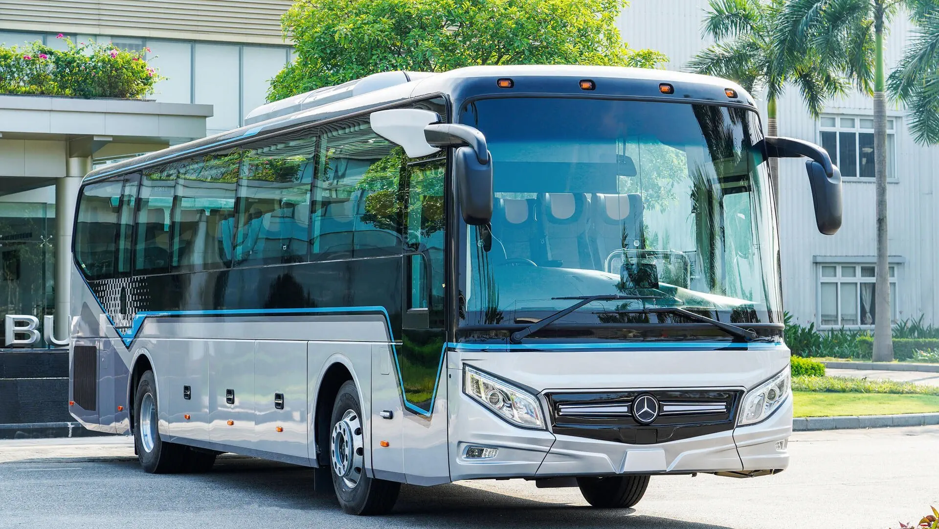 THACO AUTO exports premium Mercedes-Benz RS 1936 buses to Thai market