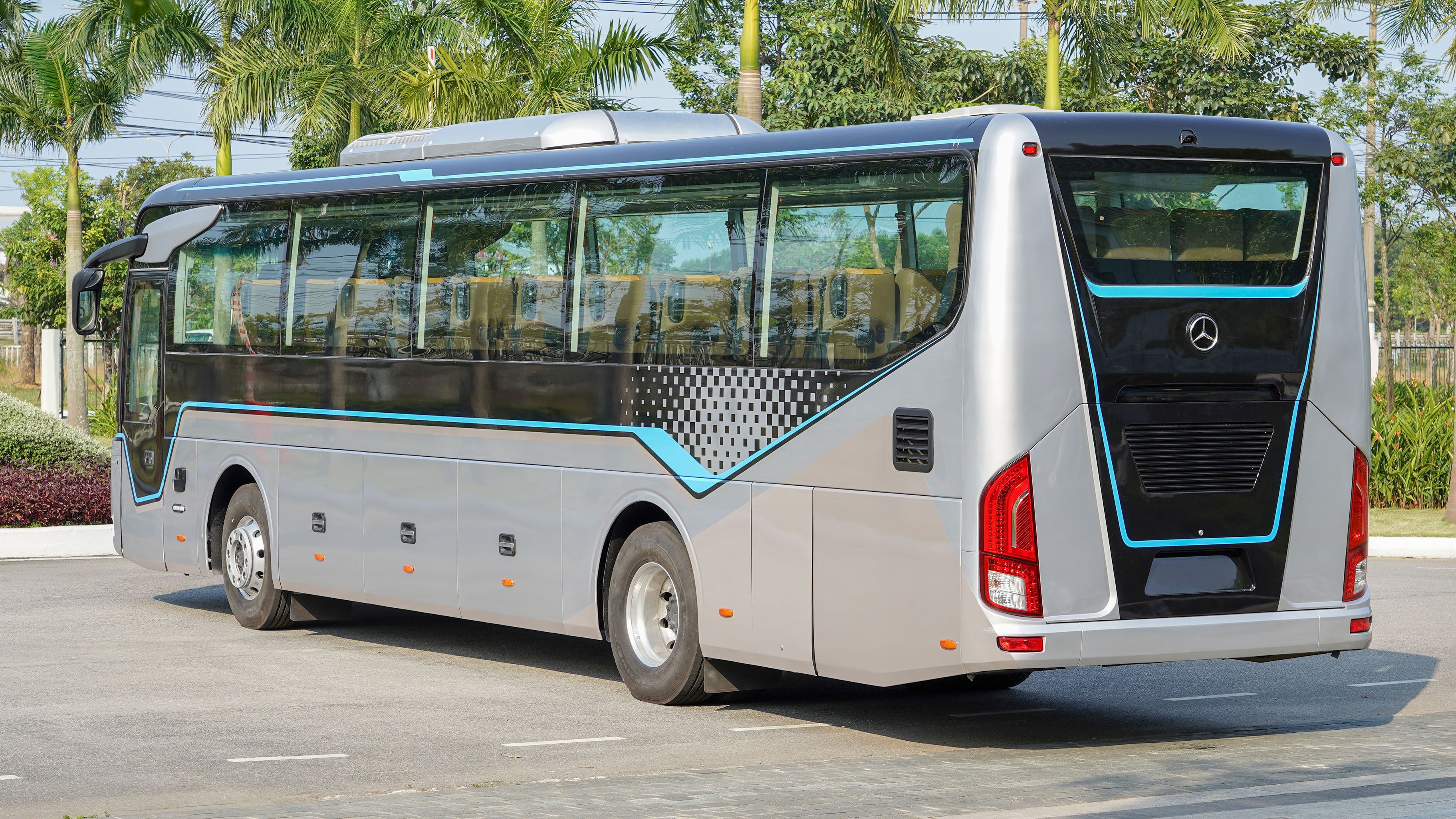 Hình 5. Xe bus cao cấp Mercedes-Benz xuất khẩu sang Thái Lan