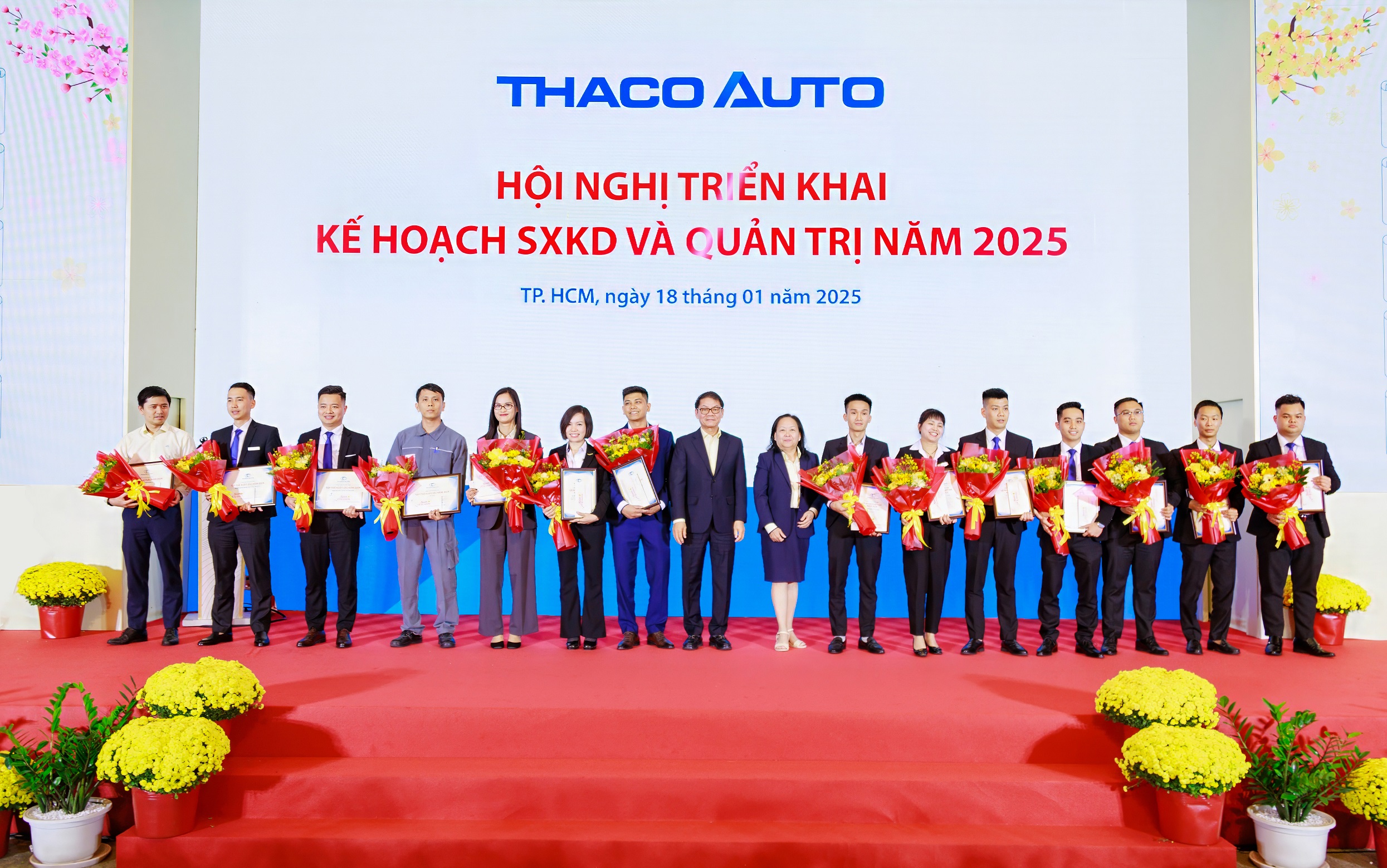 THACO AUTO khen thưởng tập thể, cá nhân xuất sắc năm 2024